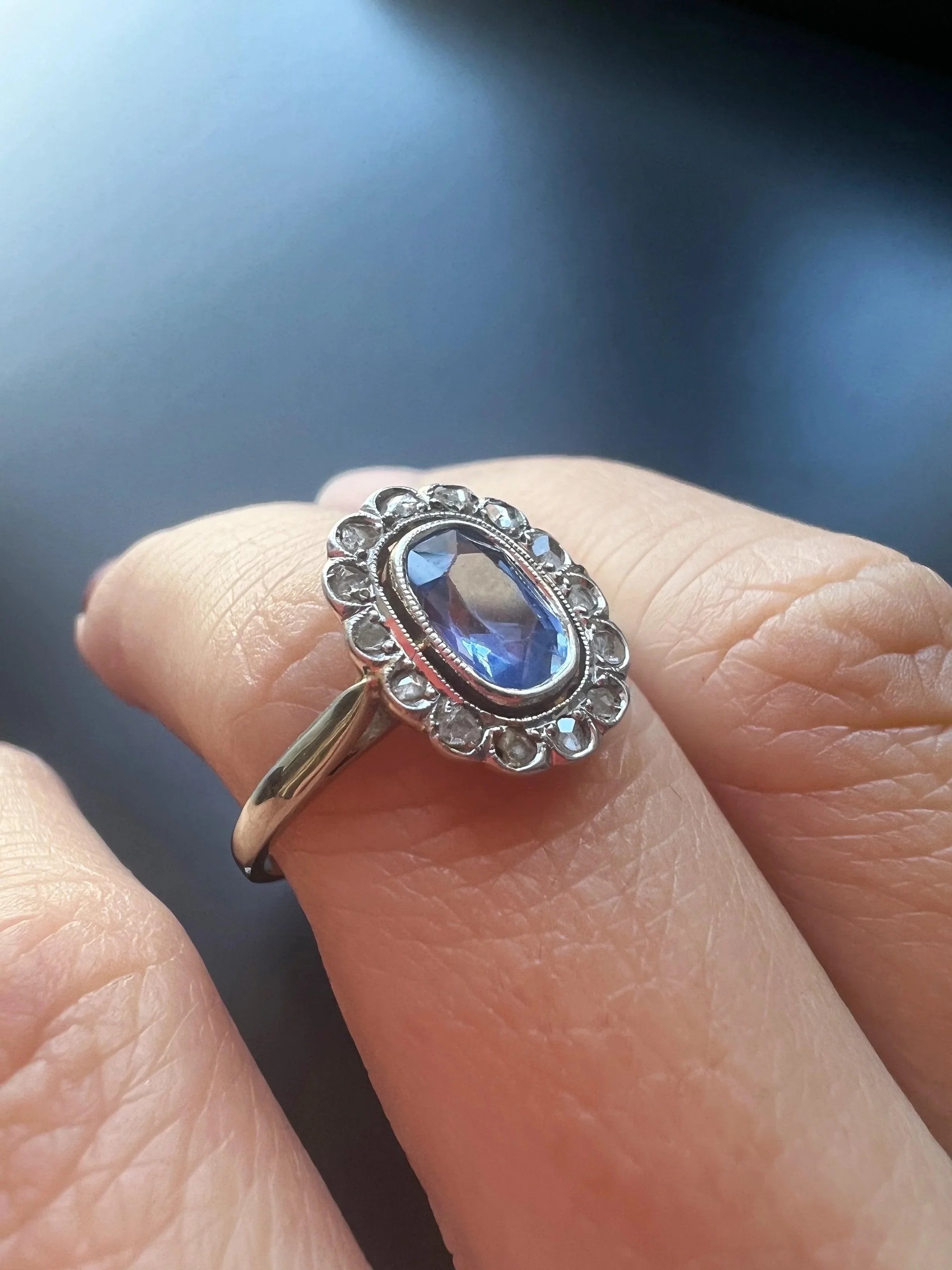 Edwardian era 18K gold blue sapphire and diamond ring - Curiously timeless