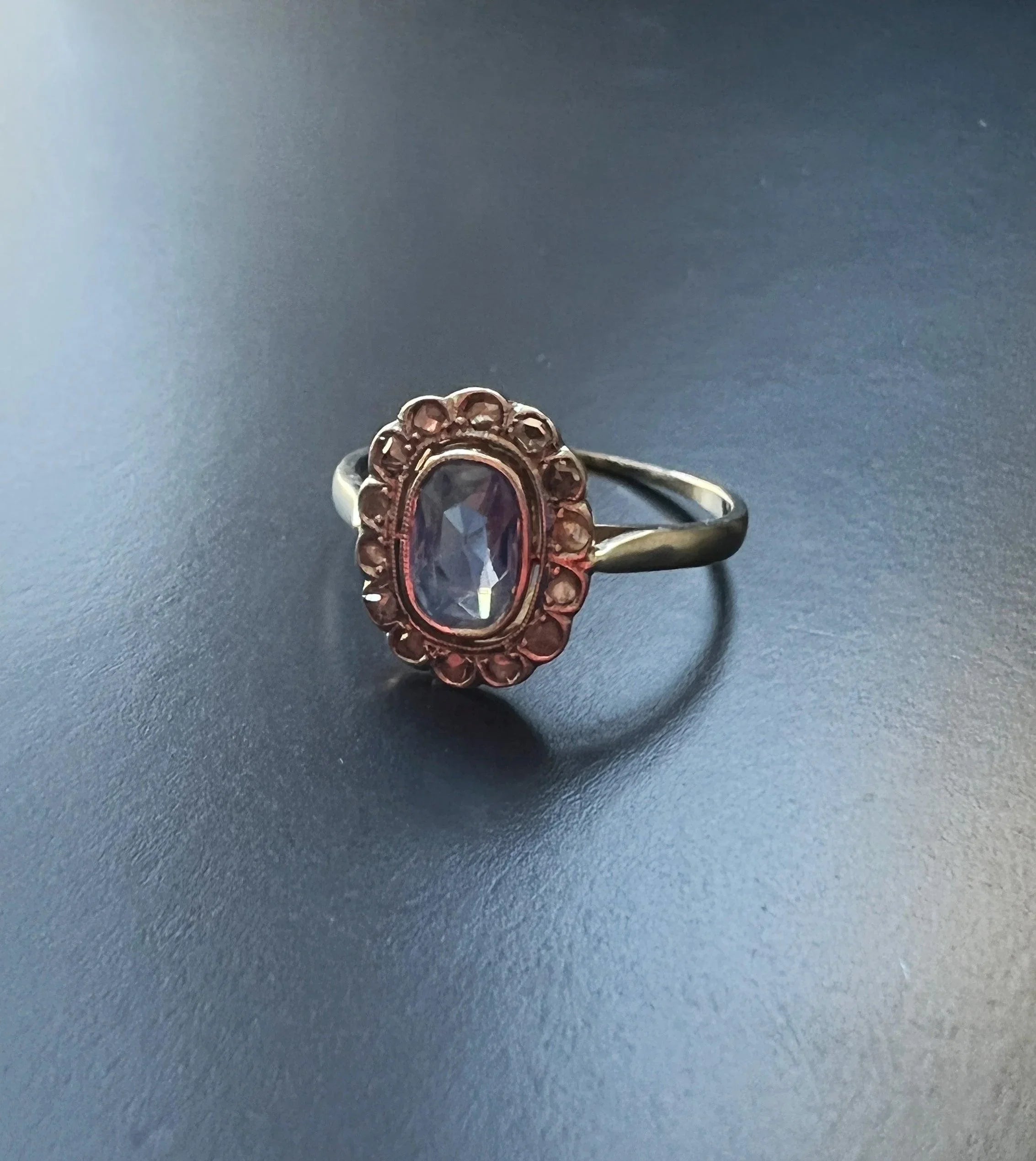 Edwardian era 18K gold blue sapphire and diamond ring - Curiously timeless