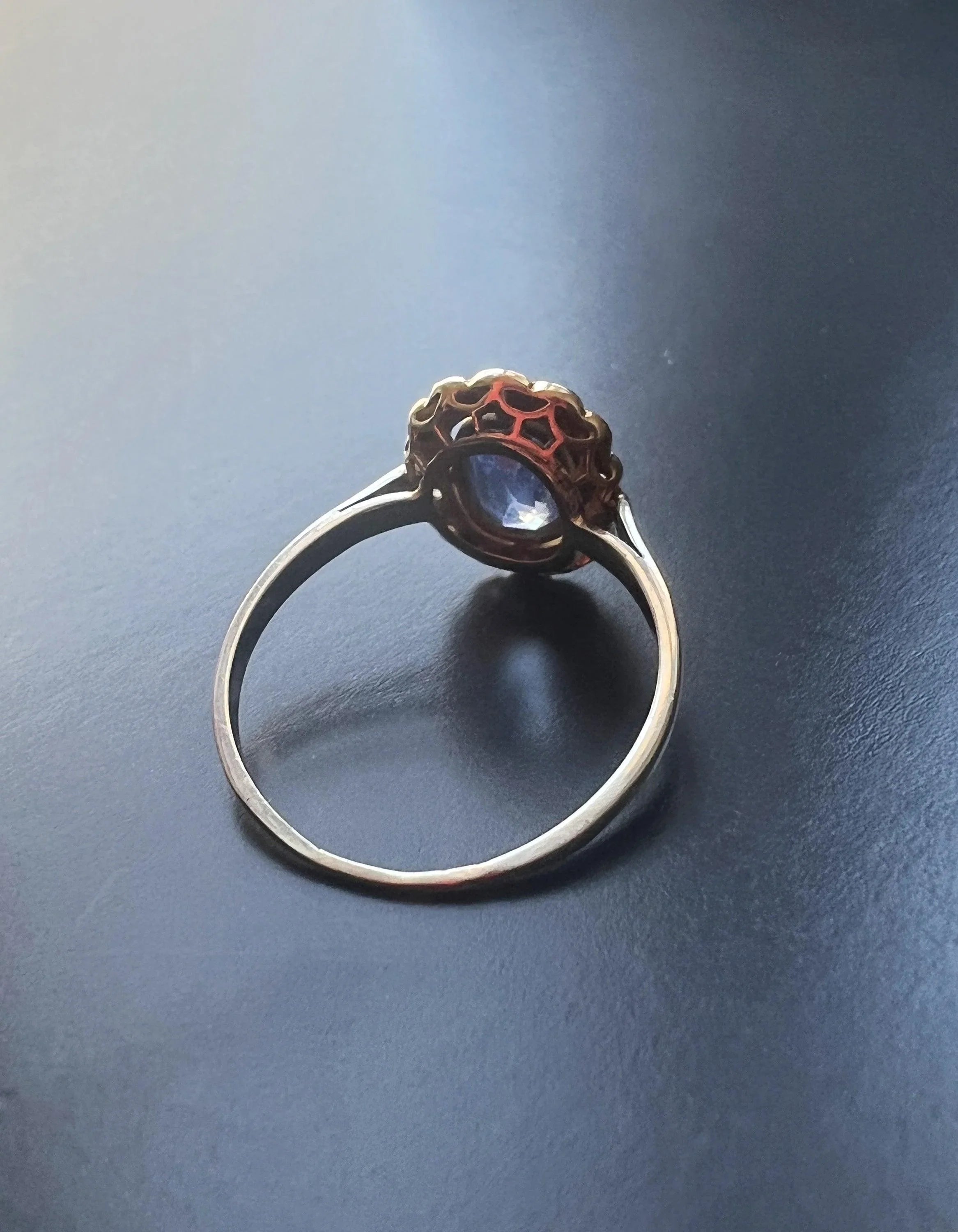 Edwardian era 18K gold blue sapphire and diamond ring - Curiously timeless