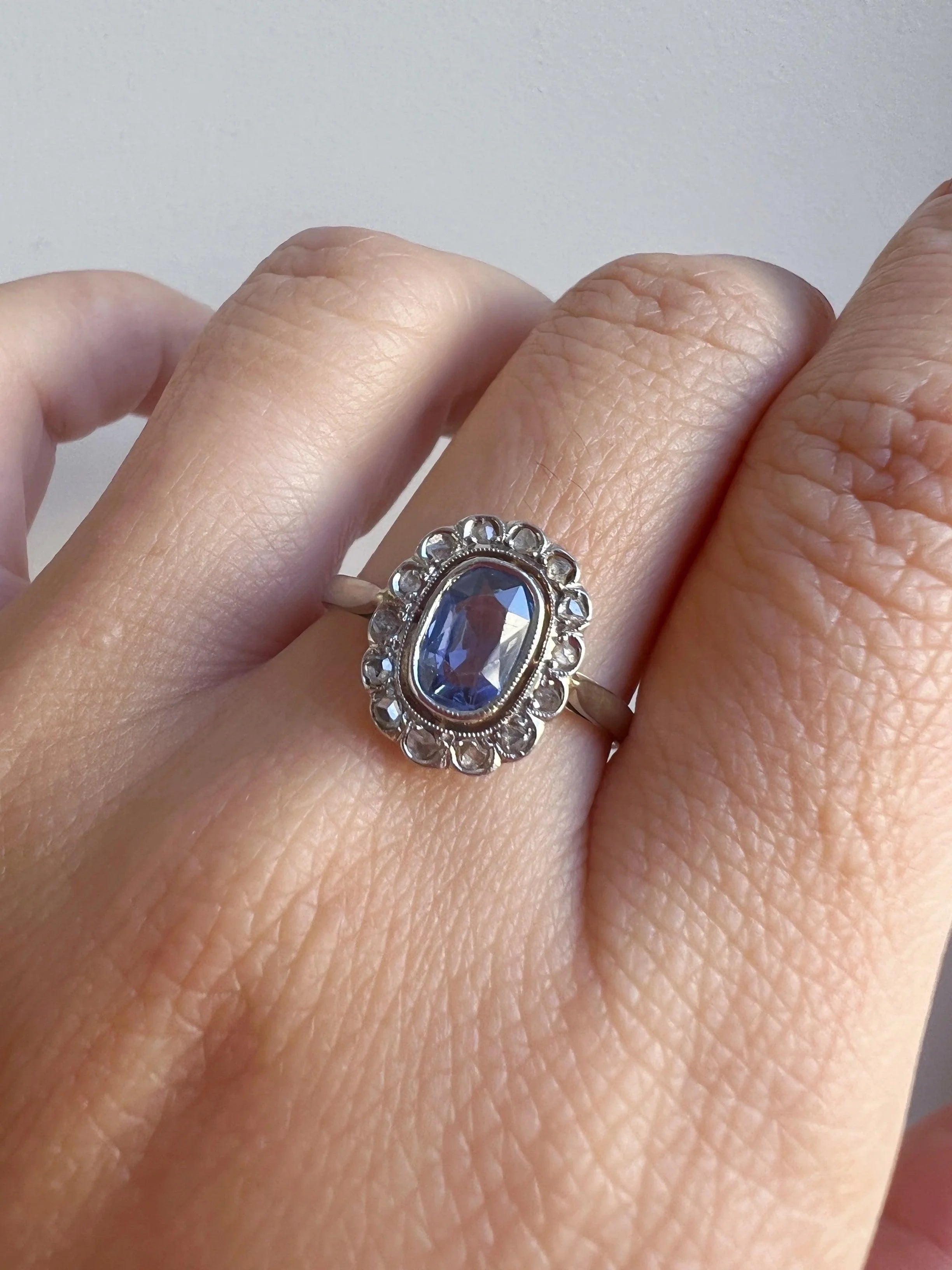 Edwardian era 18K gold blue sapphire and diamond ring - Curiously timeless
