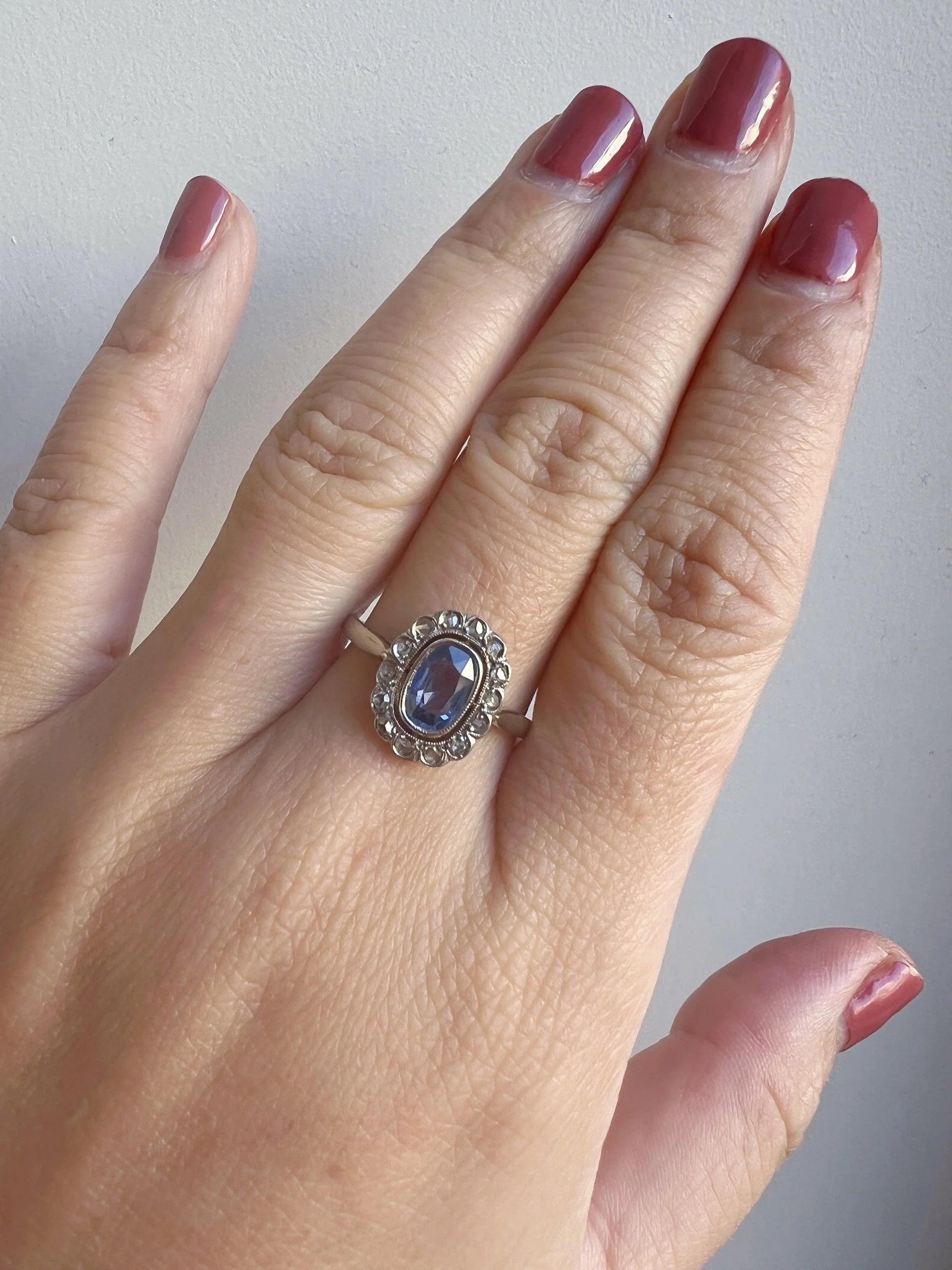 Edwardian era 18K gold blue sapphire and diamond ring - Curiously timeless