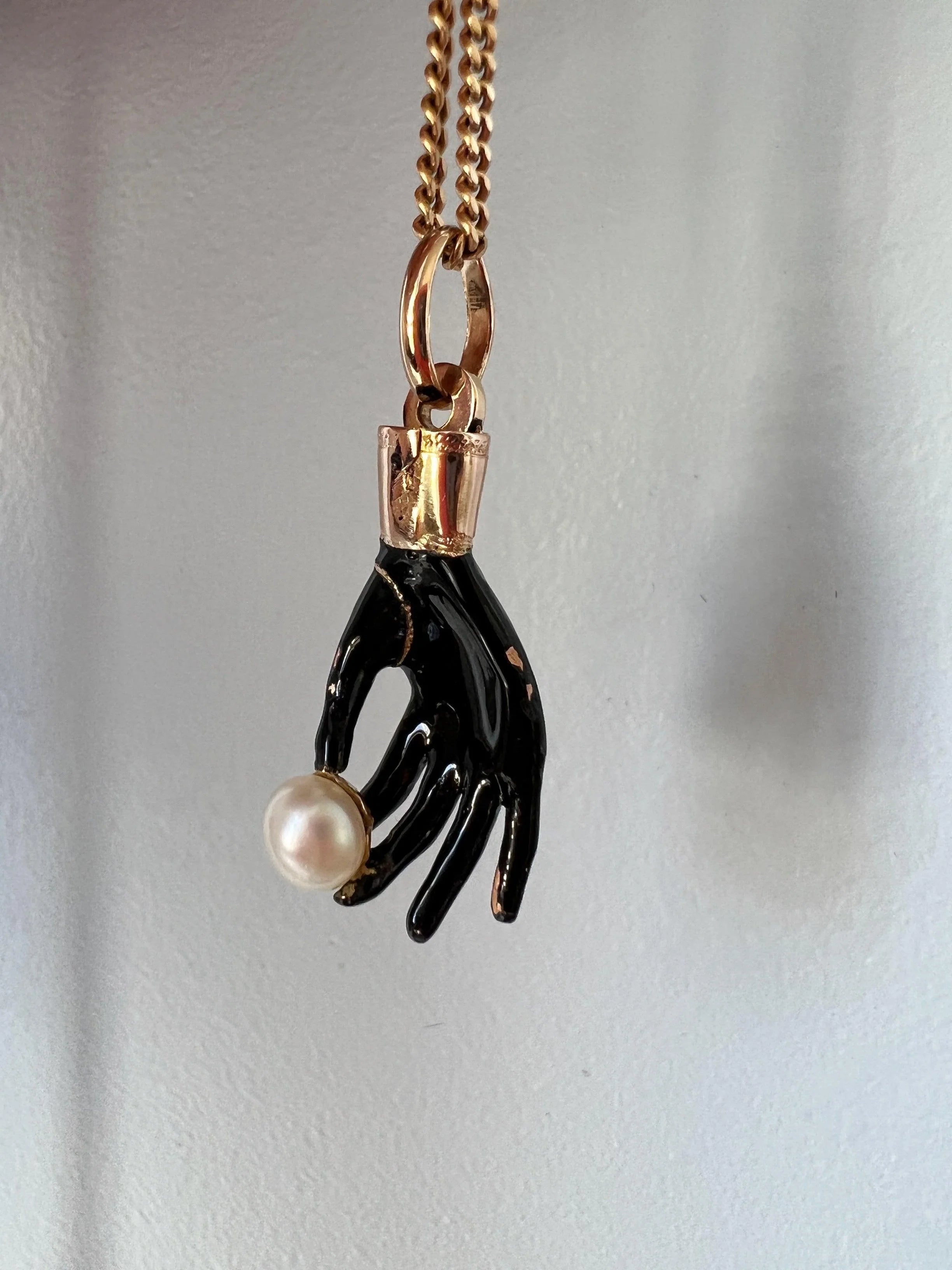 Elegant Antique black & gold enameled hand 18K gold pendant - Curiously timeless