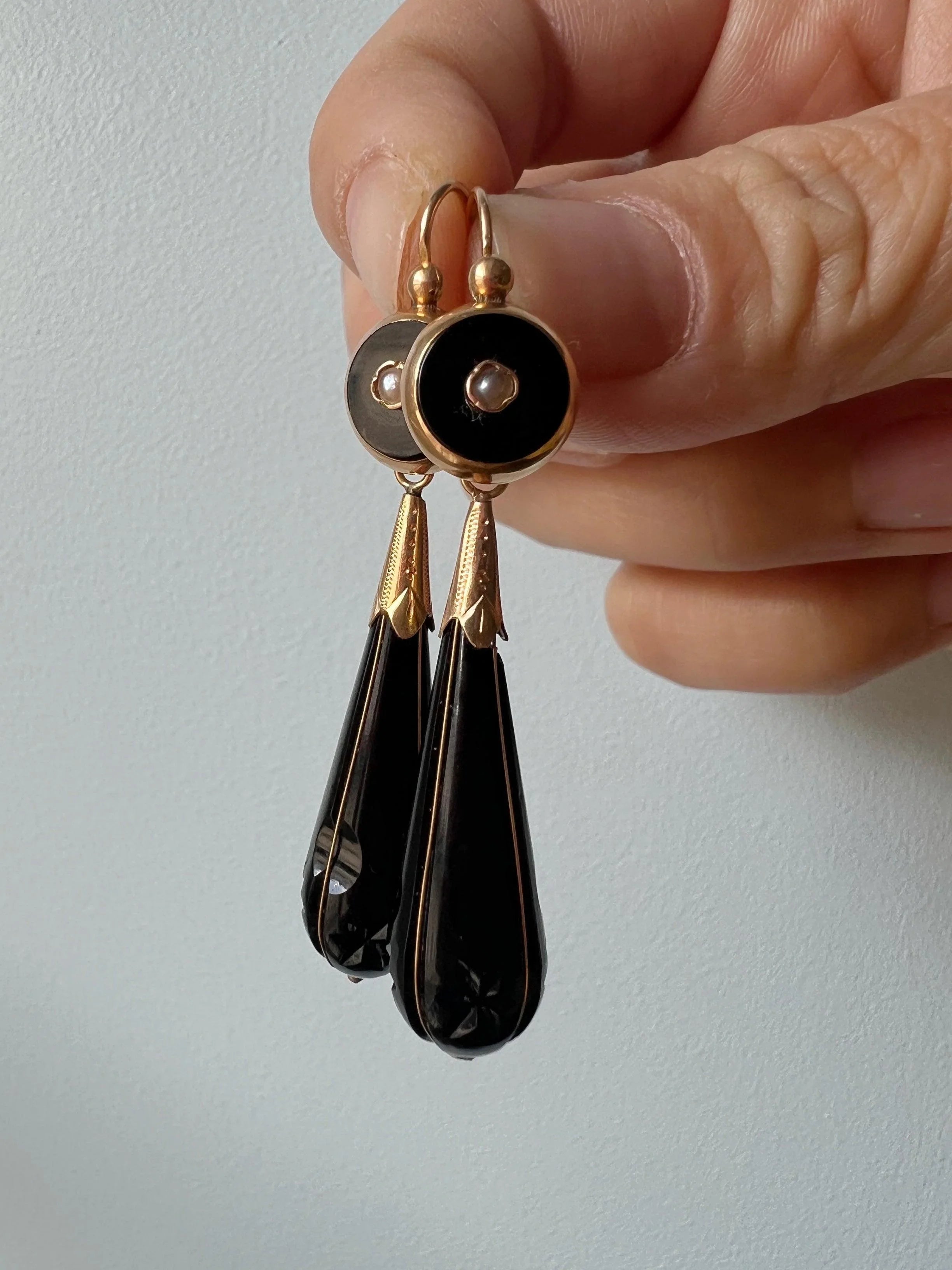 Victorian era Day and Night 18K gold onyx drop earrings - Curiously timeless