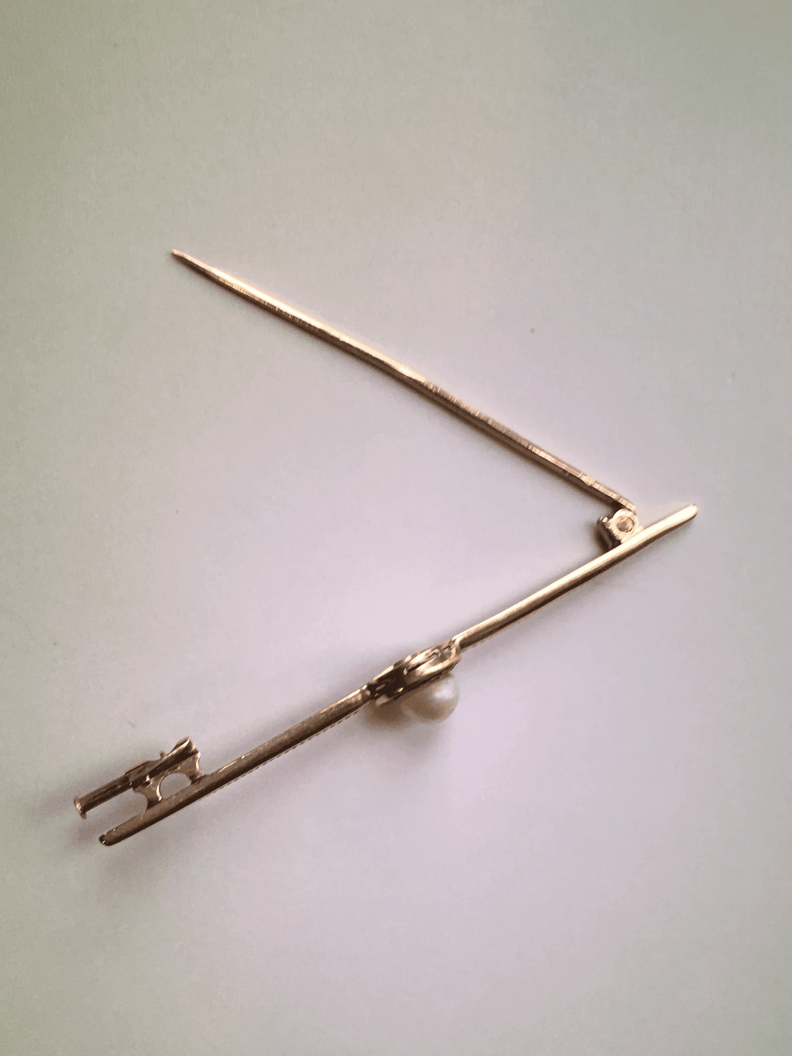 Timelessly chic Art Deco Ruby Pearl Bar Brooch in 18K solid gold - Curiously timeless