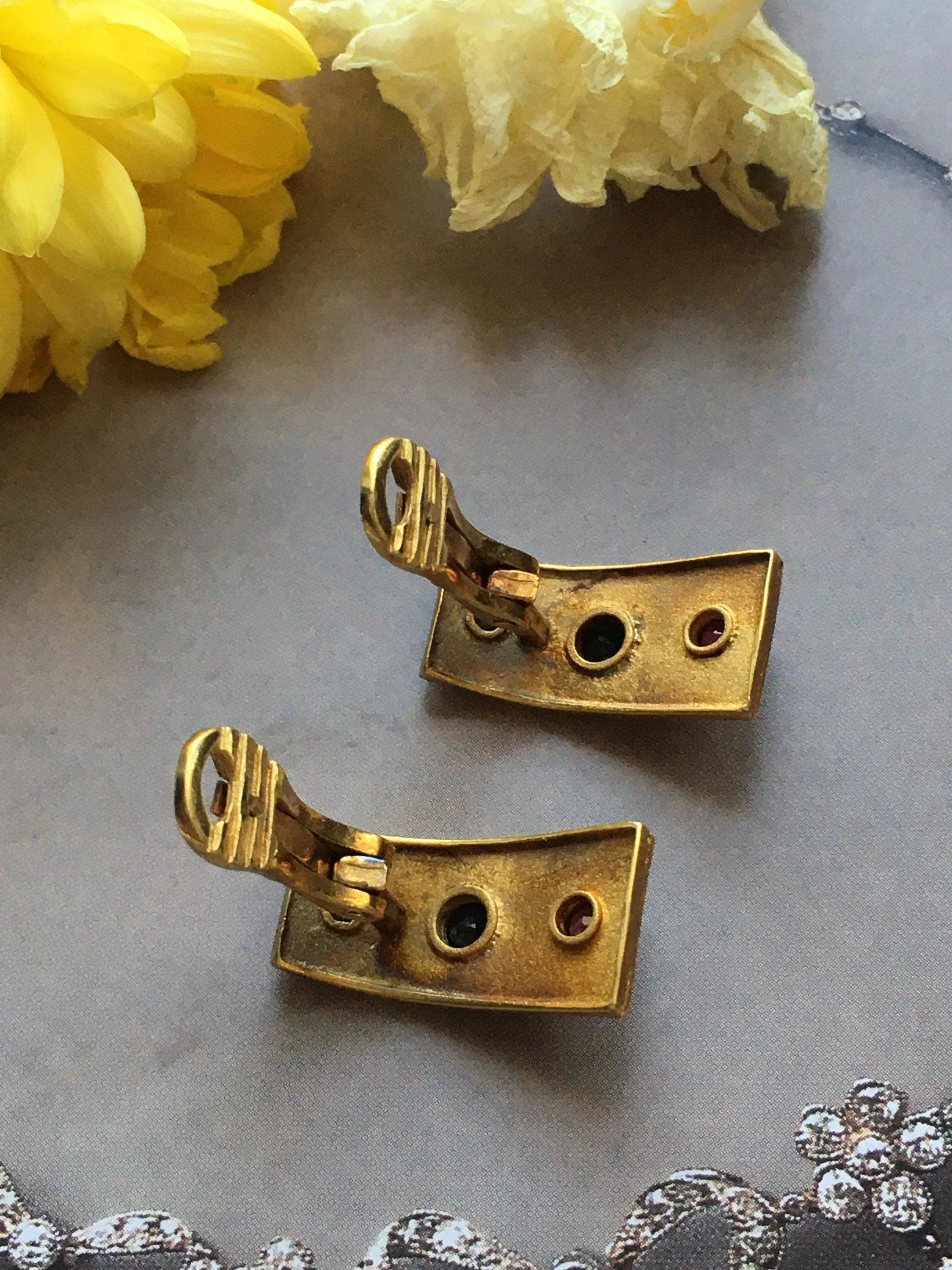 Enchanting Etruscan style 18K solid gold clip earrings with Ruby, Sapphire and Emerald - Curiously timeless