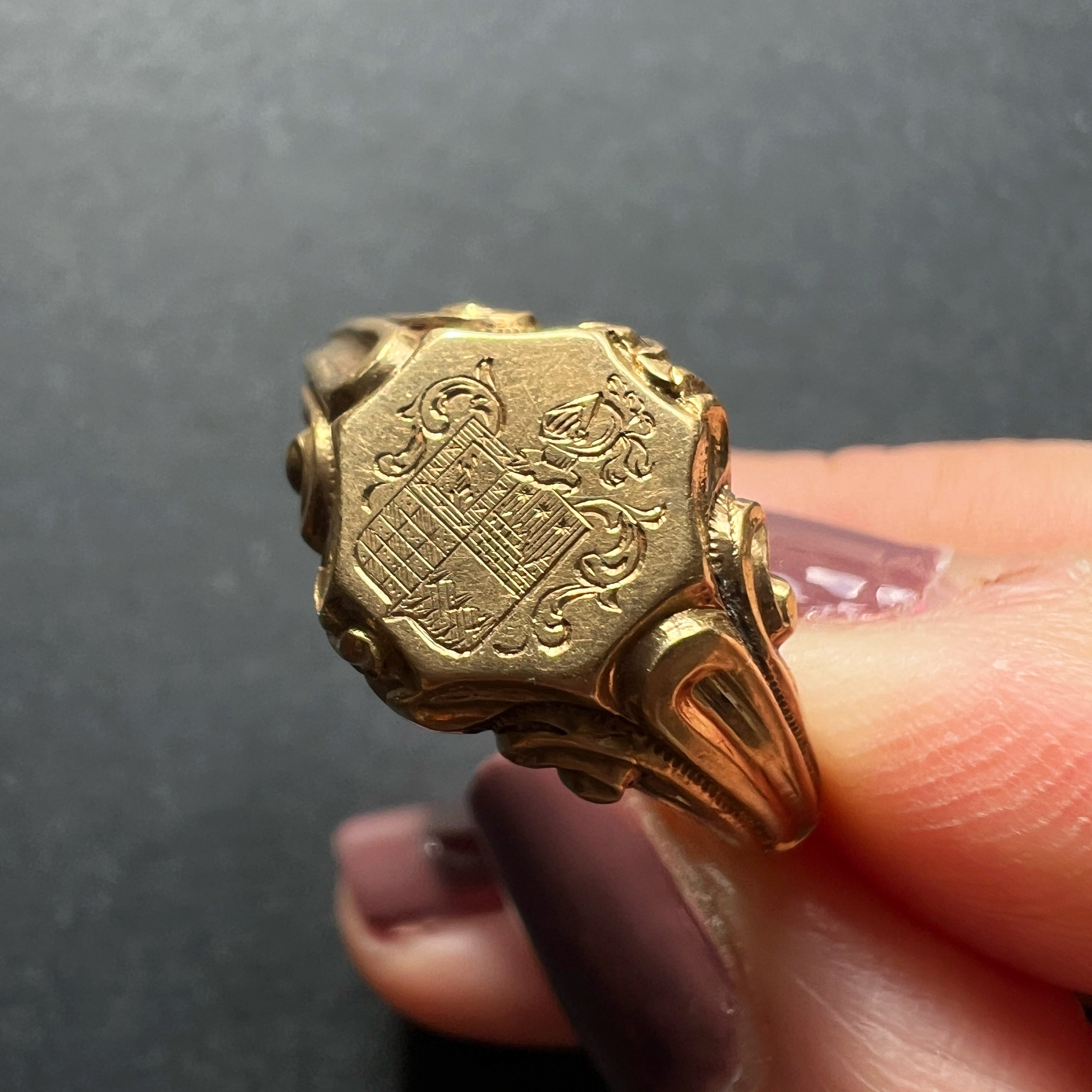 Victorian era 18K Yellow Gold Signet Ring with Coat of Arms