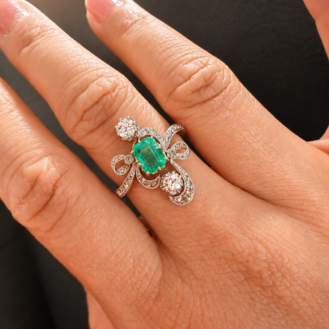 French antique 18K Gold Emerald Diamonds bow ring