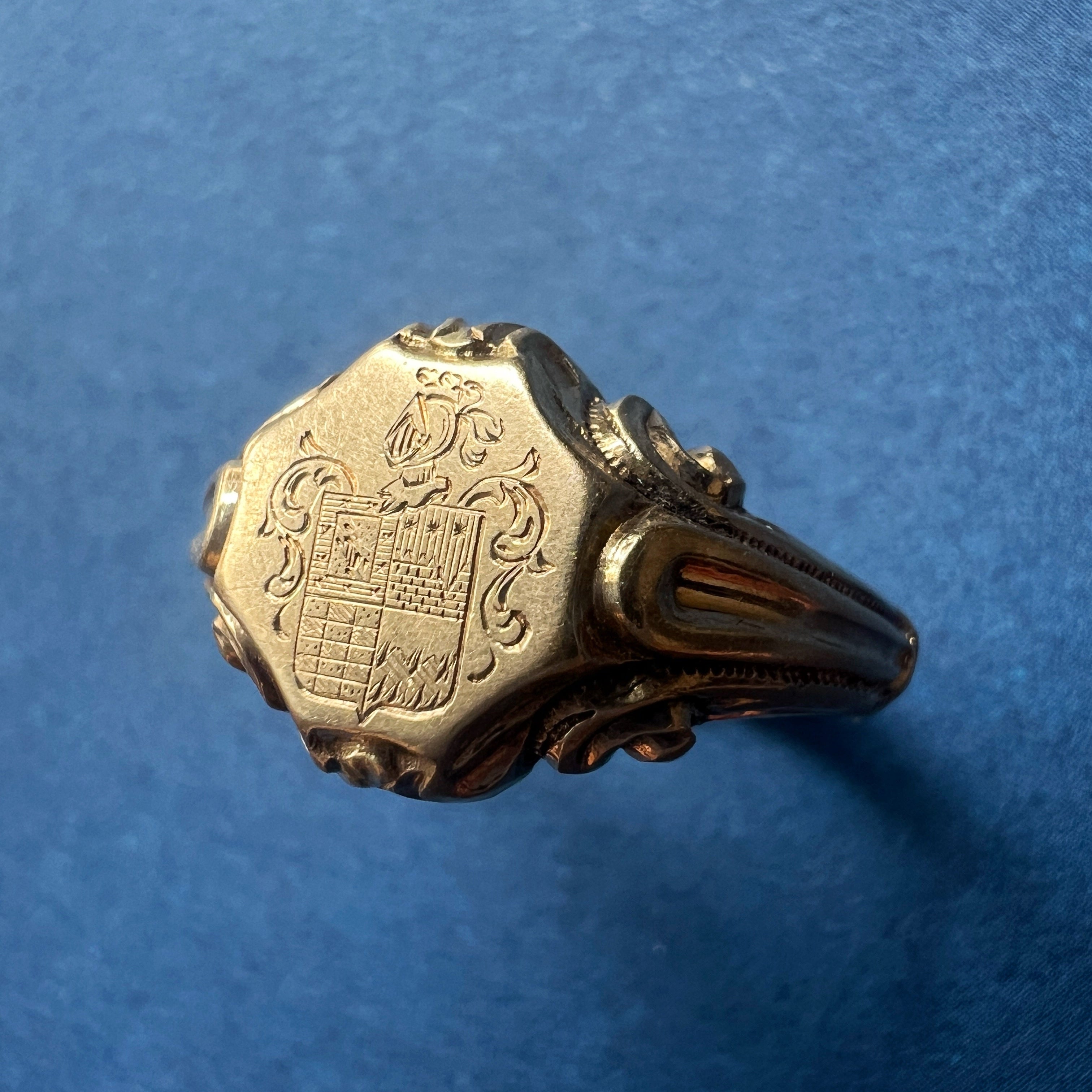 Victorian era 18K Yellow Gold Signet Ring with Coat of Arms
