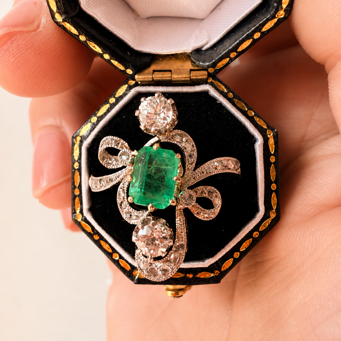 French antique 18K Gold Emerald Diamonds bow ring
