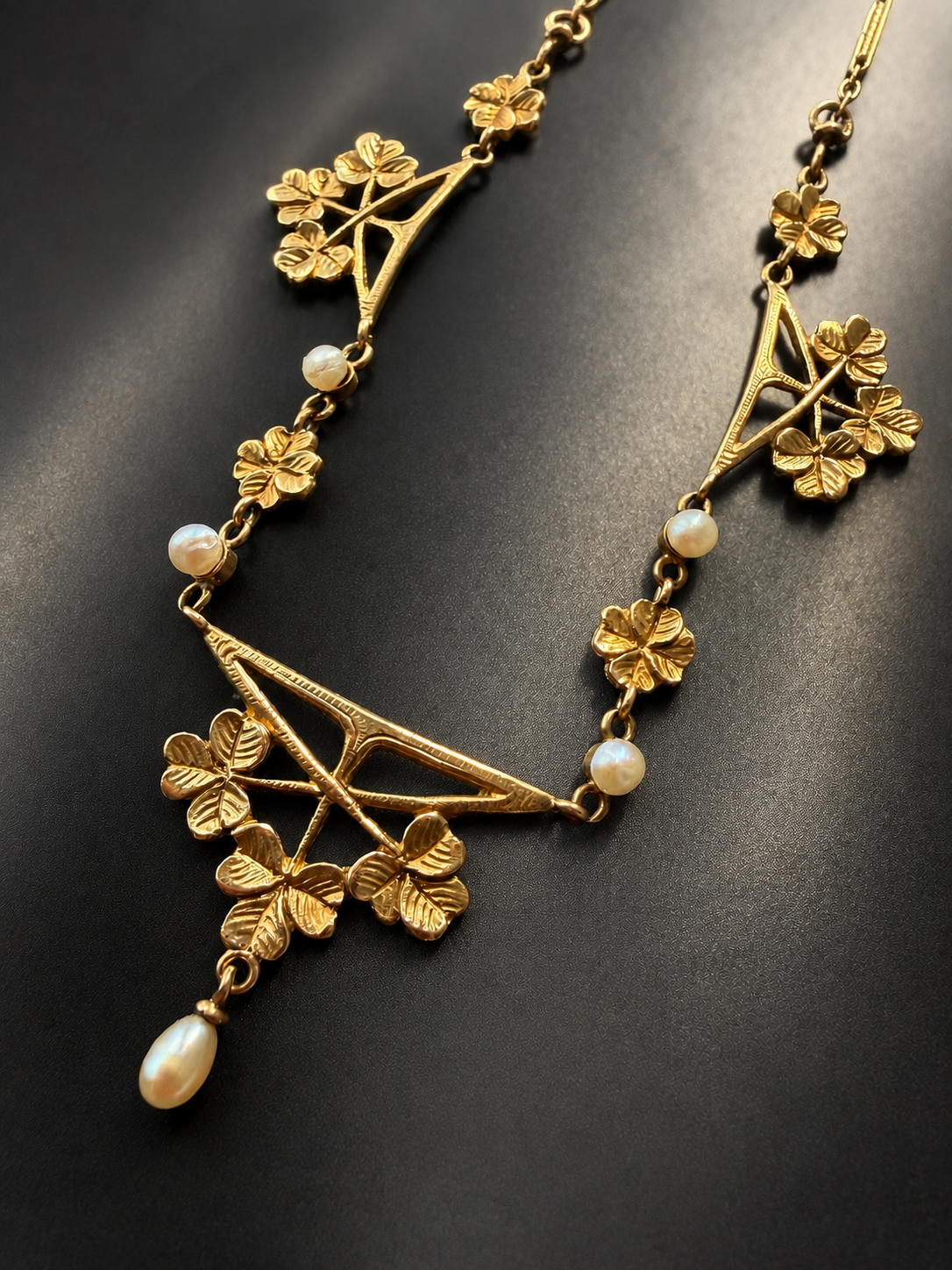 Art Nouveau French work 18K gold pearl clover necklace