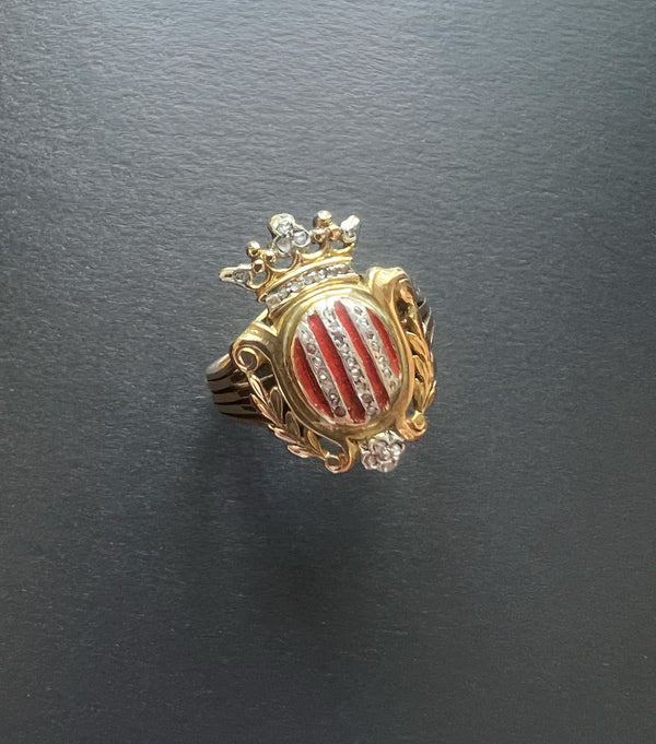 Antique 18K Gold Ring with Sculptured Coat of Arms