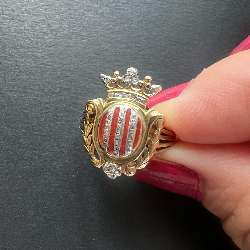 Antique 18K Gold Ring with Sculptured Coat of Arms