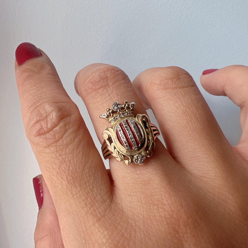 Antique 18K Gold Ring with Sculptured Coat of Arms