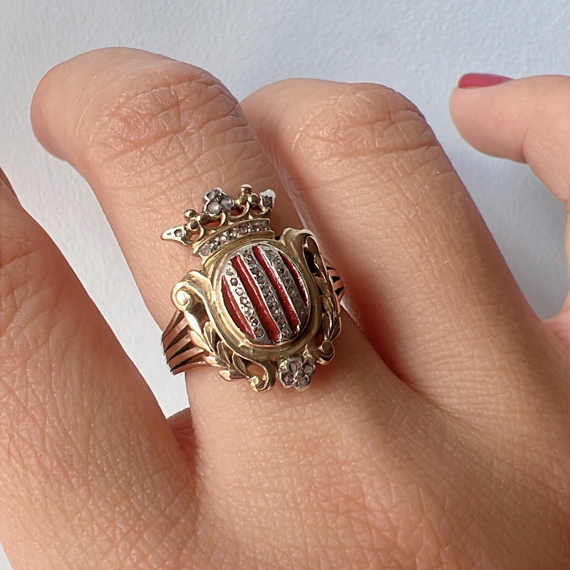 Antique 18K Gold Ring with Sculptured Coat of Arms