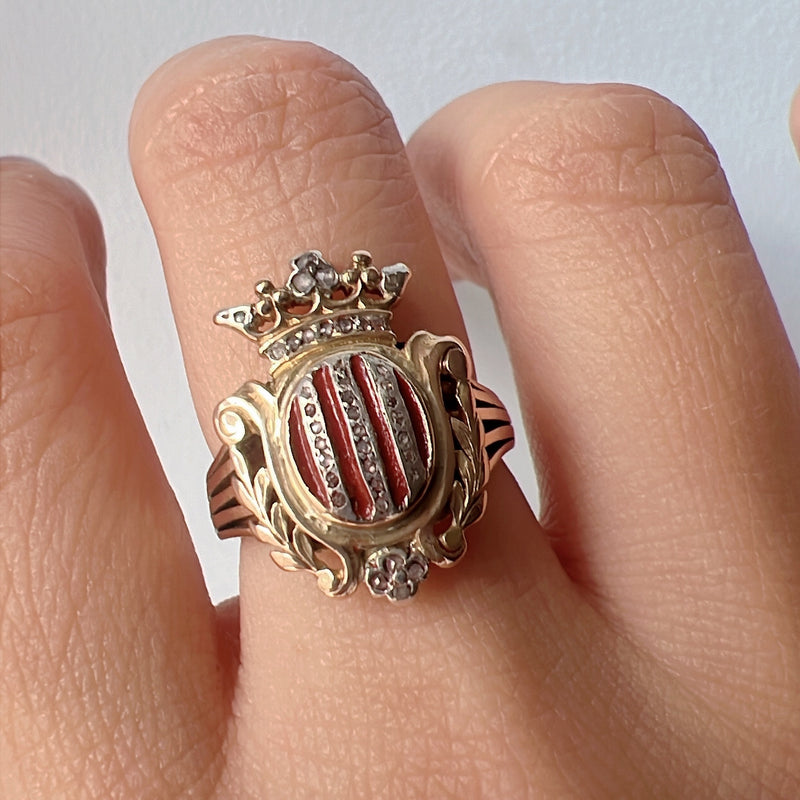 Antique 18K Gold Ring with Sculptured Coat of Arms