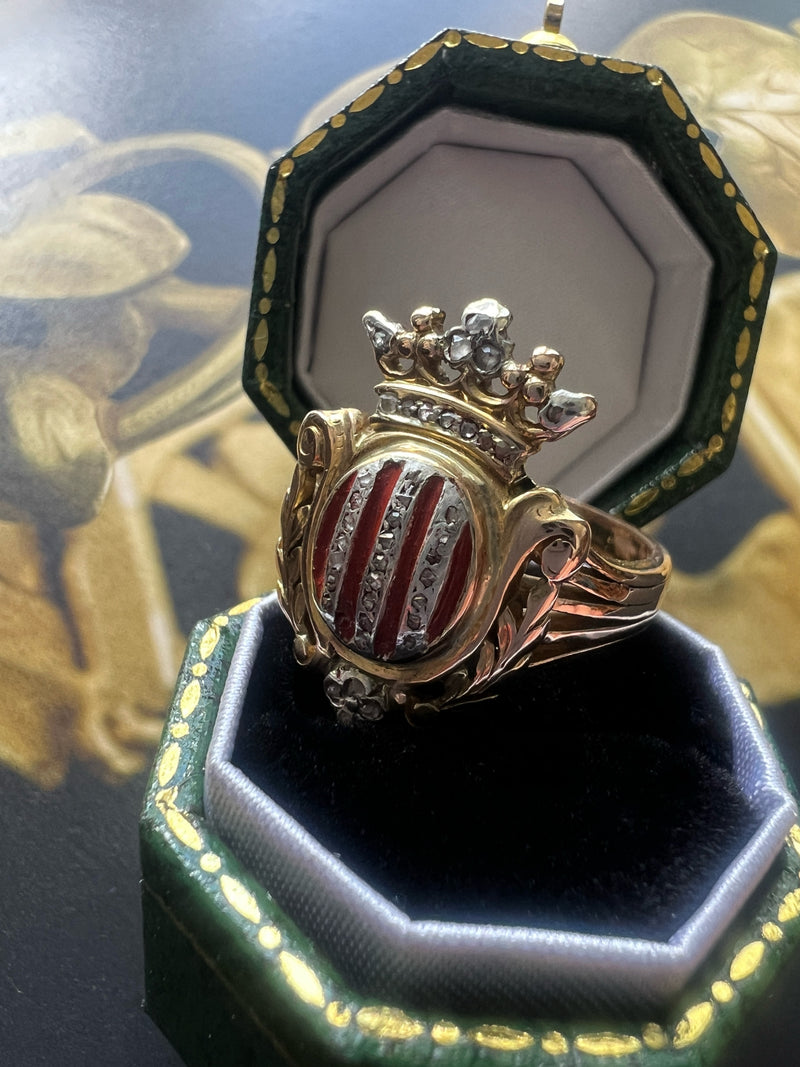 Antique 18K Gold Ring with Sculptured Coat of Arms