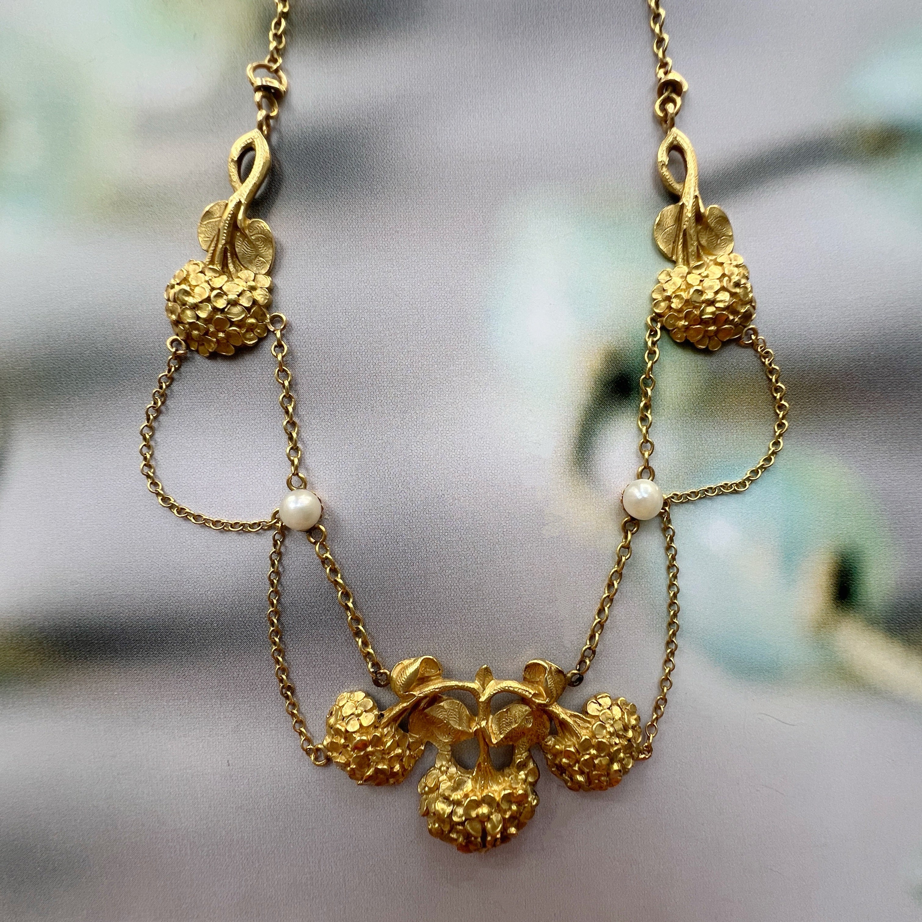 French Art Nouveau 18K gold Hydrangea flower necklace