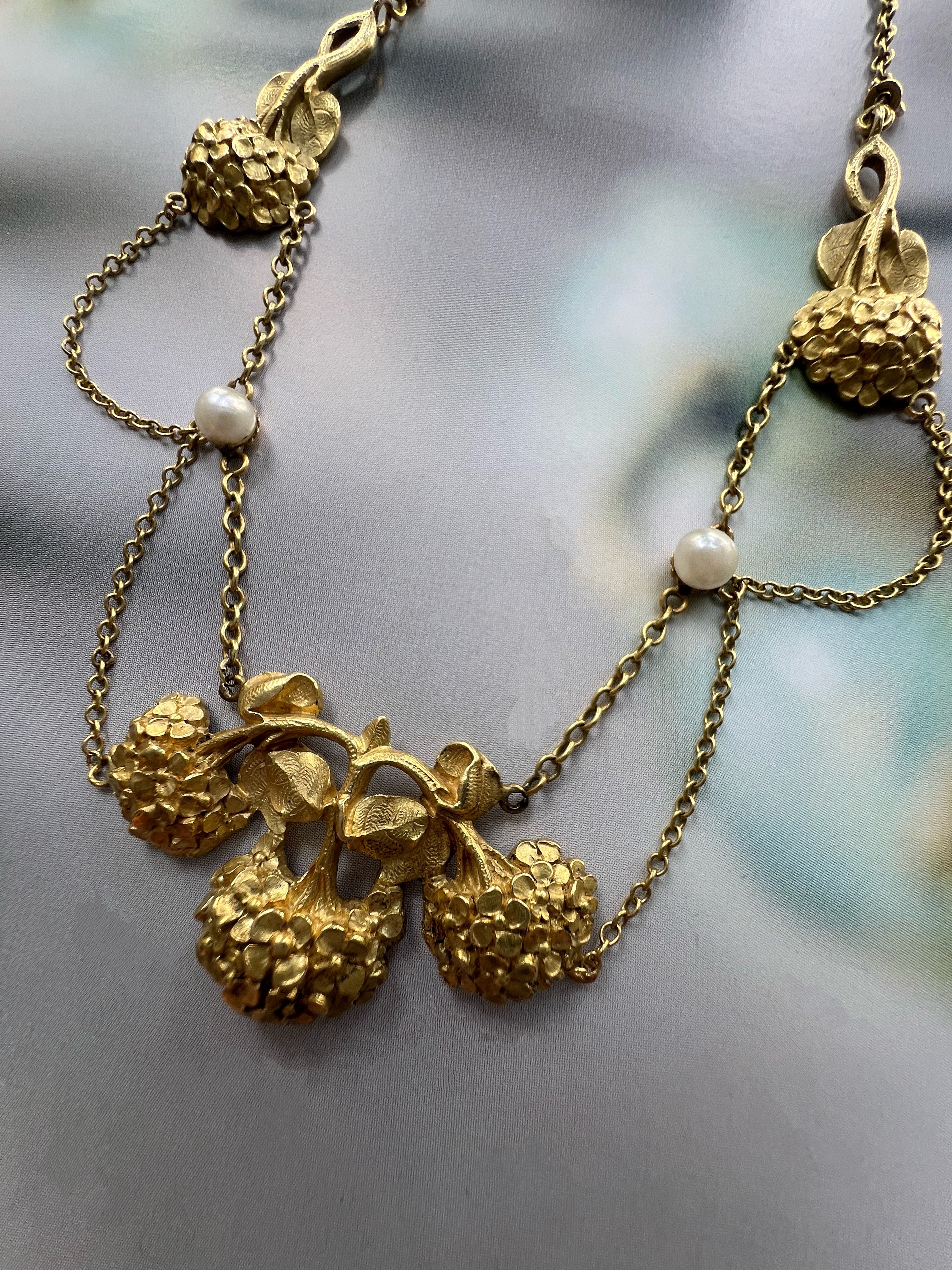 French Art Nouveau 18K gold Hydrangea flower necklace