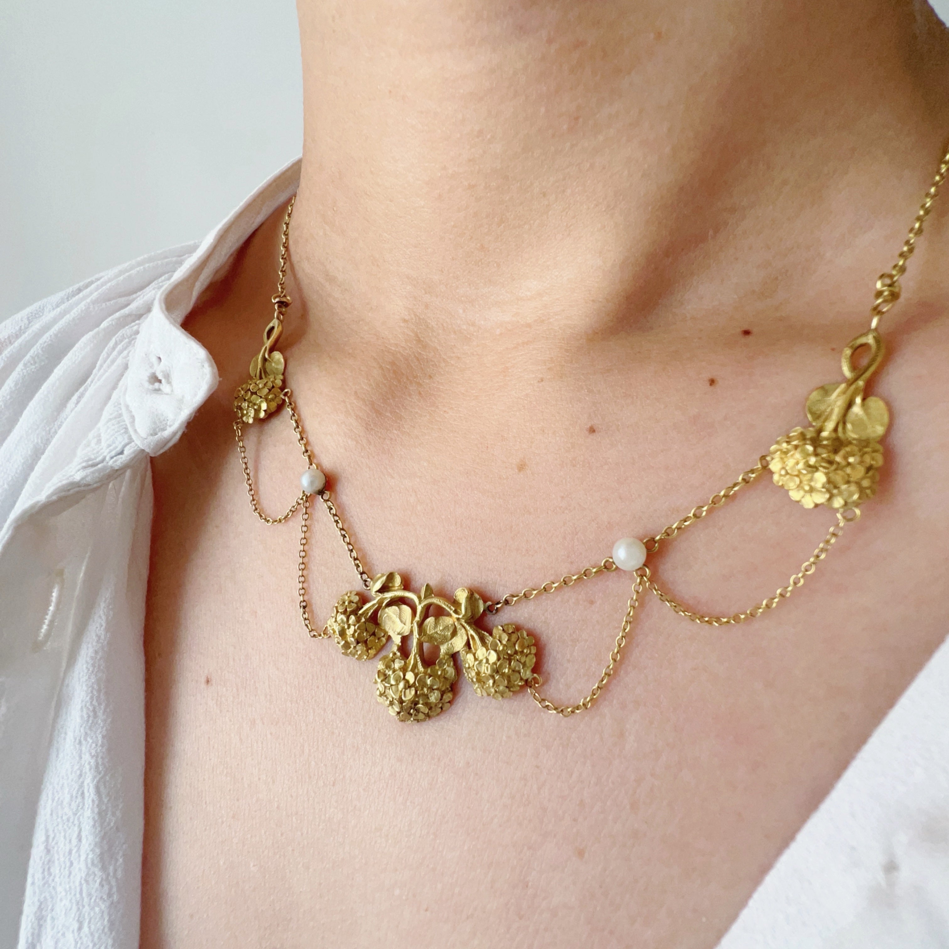 French Art Nouveau 18K gold Hydrangea flower necklace