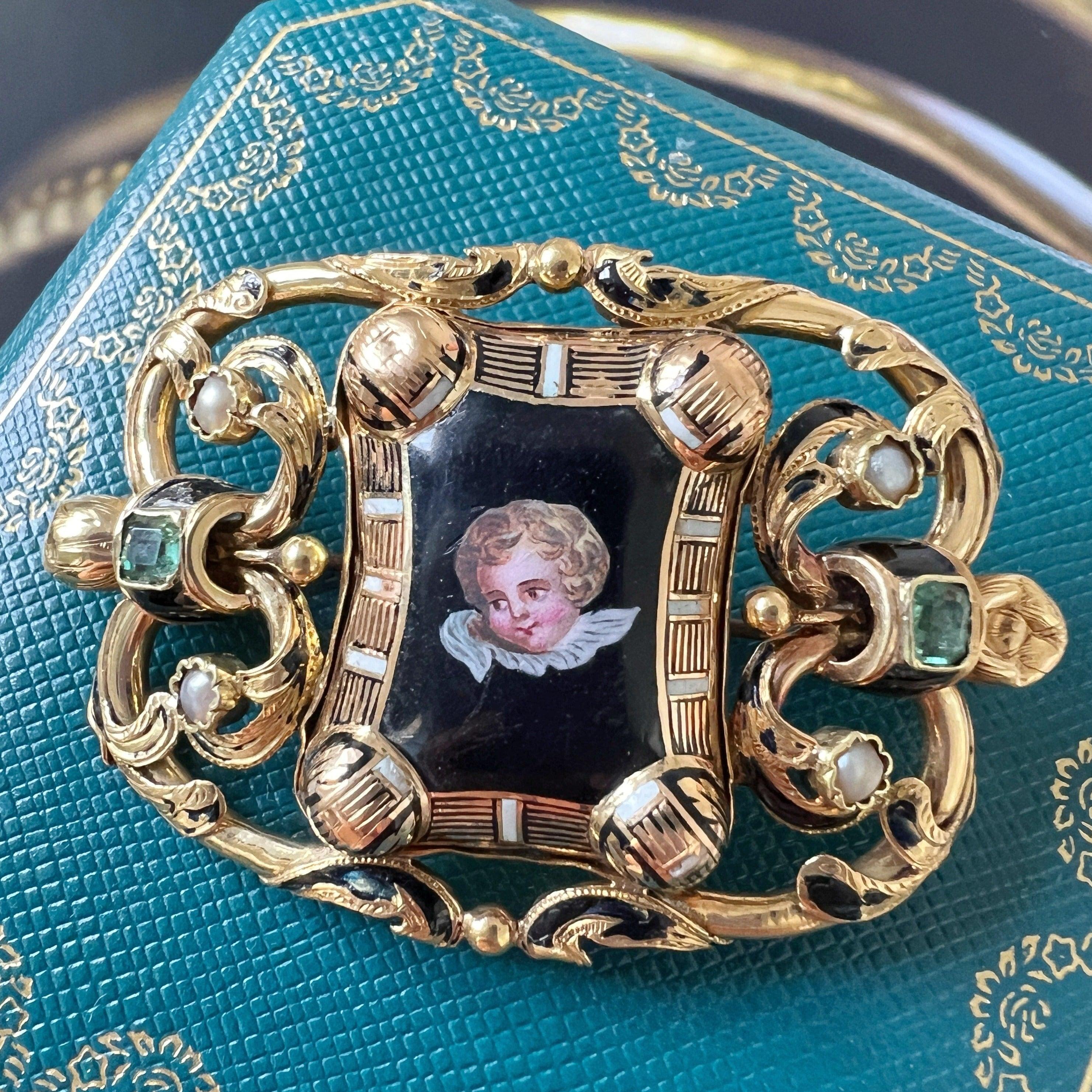 Antique 18K gold cherub brooch with emeralds and natural pearls - Curiously timeless