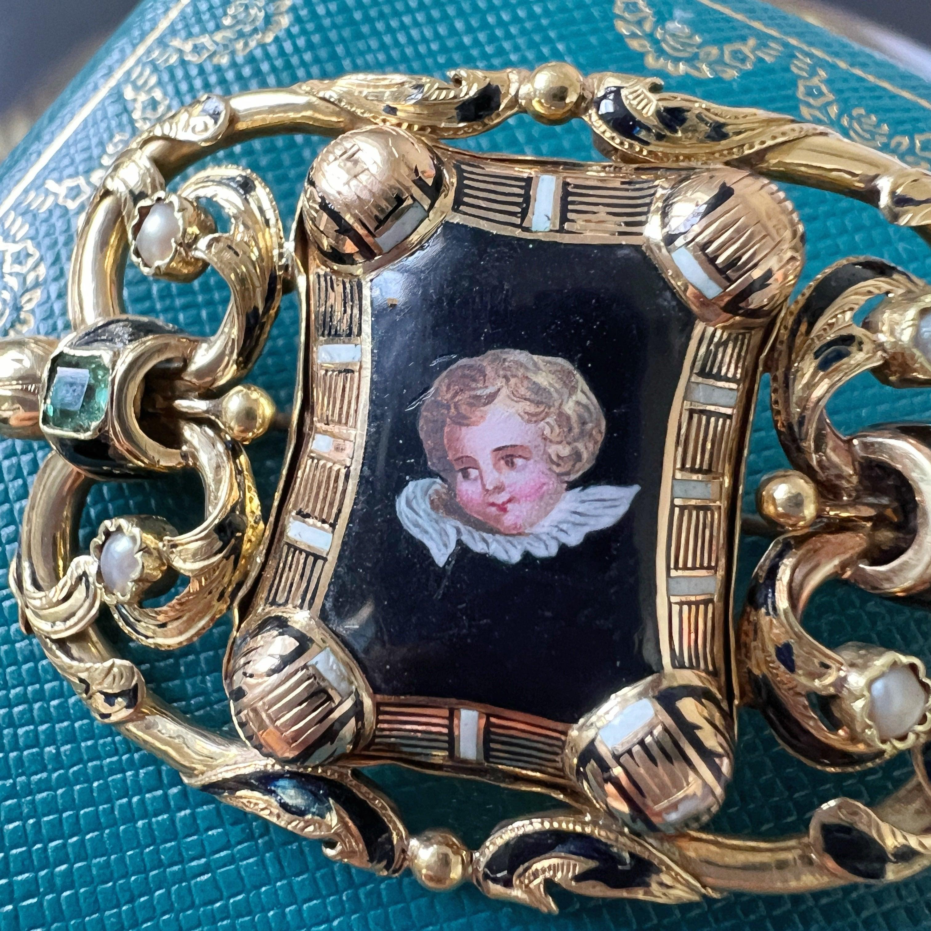 Antique 18K gold cherub brooch with emeralds and natural pearls - Curiously timeless