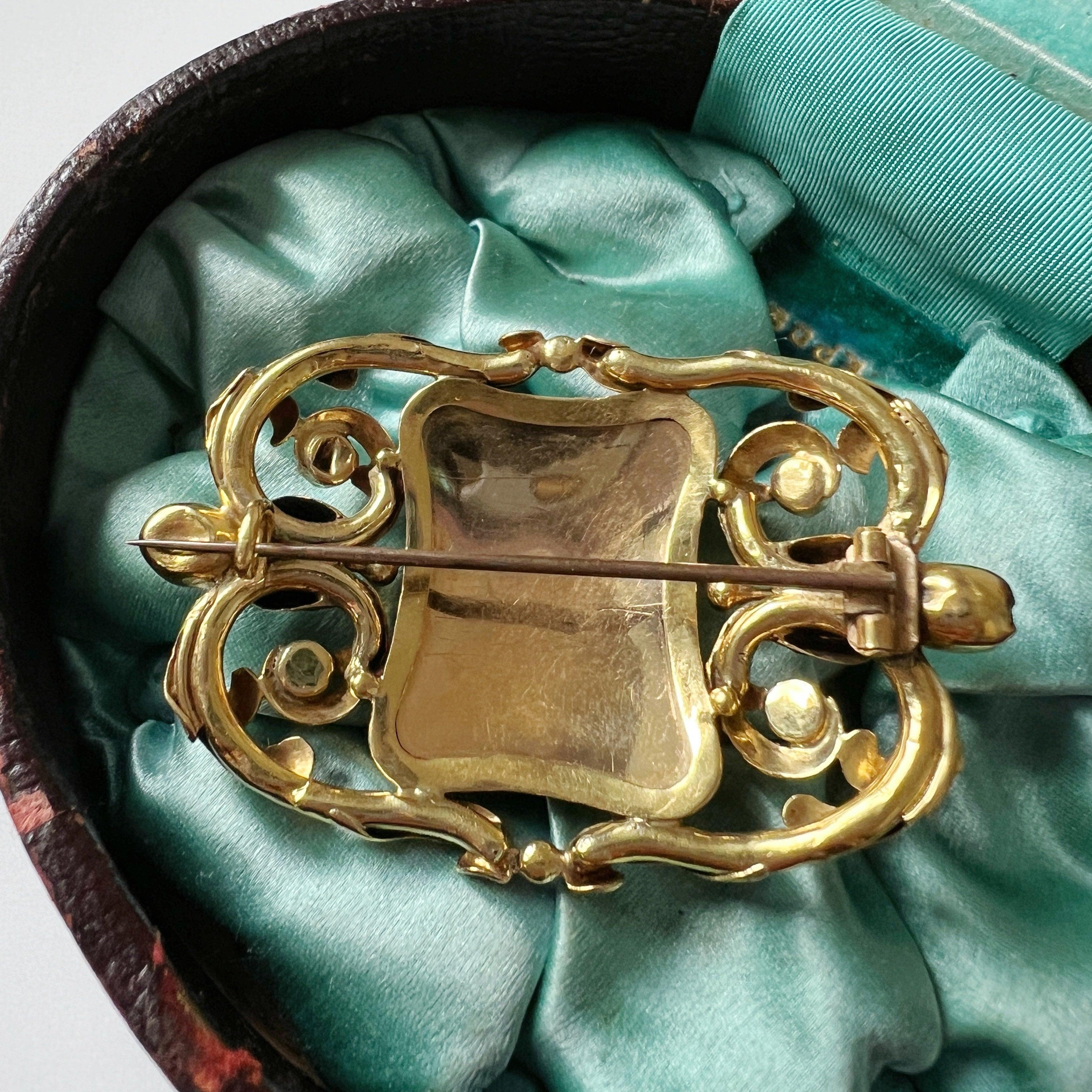 Antique 18K gold cherub brooch with emeralds and natural pearls - Curiously timeless