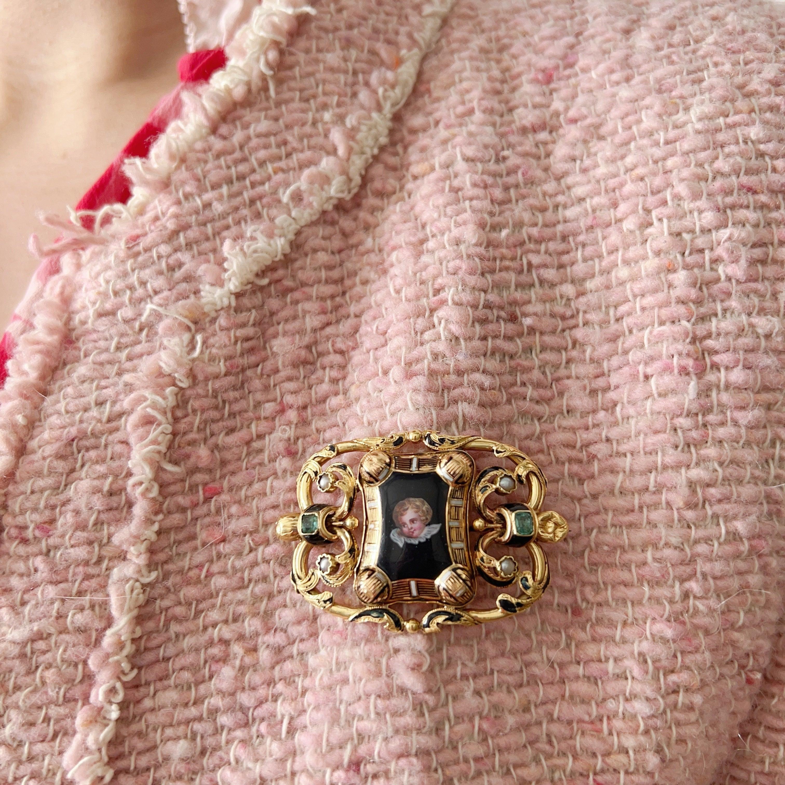 Antique 18K gold cherub brooch with emeralds and natural pearls - Curiously timeless