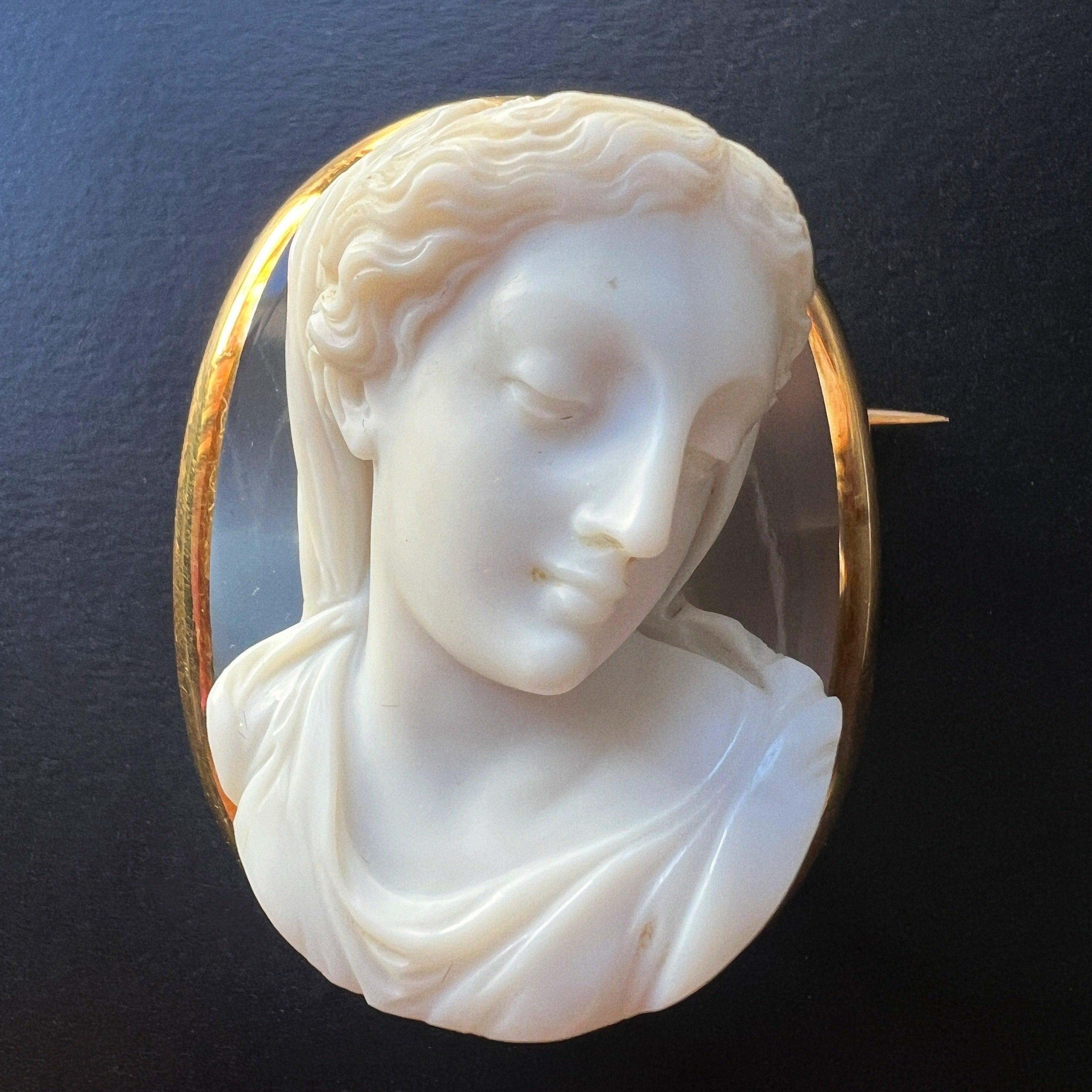 Victorian era 18K gold high relief agate cameo brooch - Curiously timeless