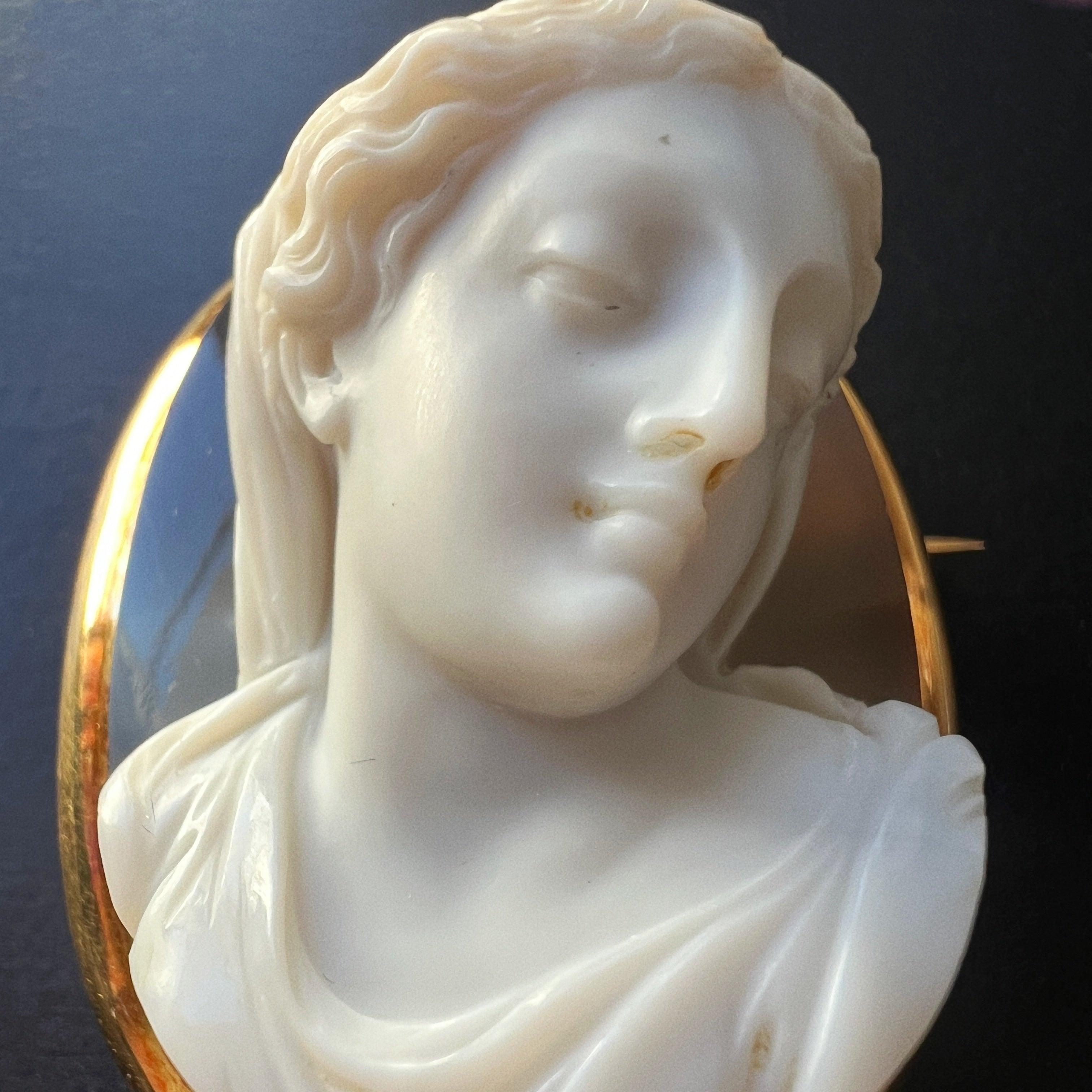 Victorian era 18K gold high relief agate cameo brooch - Curiously timeless