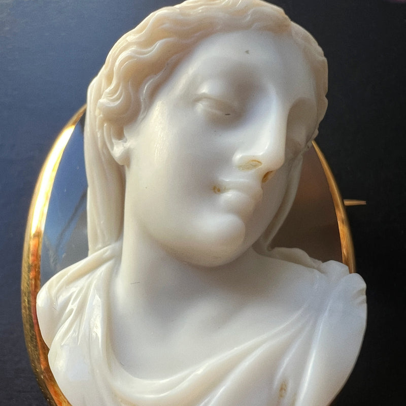 Victorian era 18K gold high relief agate cameo brooch