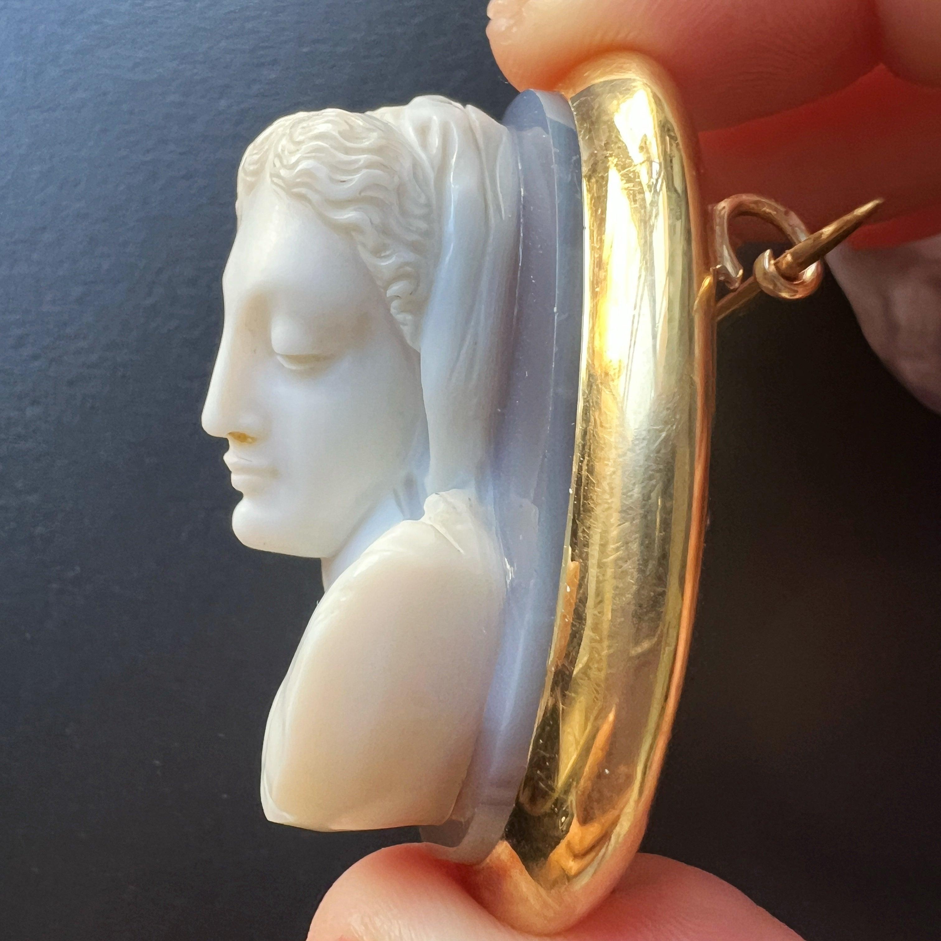 Victorian era 18K gold high relief agate cameo brooch - Curiously timeless