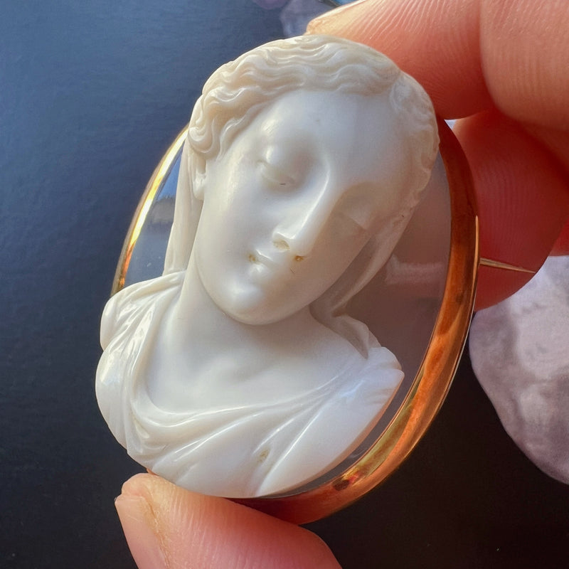 Victorian era 18K gold high relief agate cameo brooch