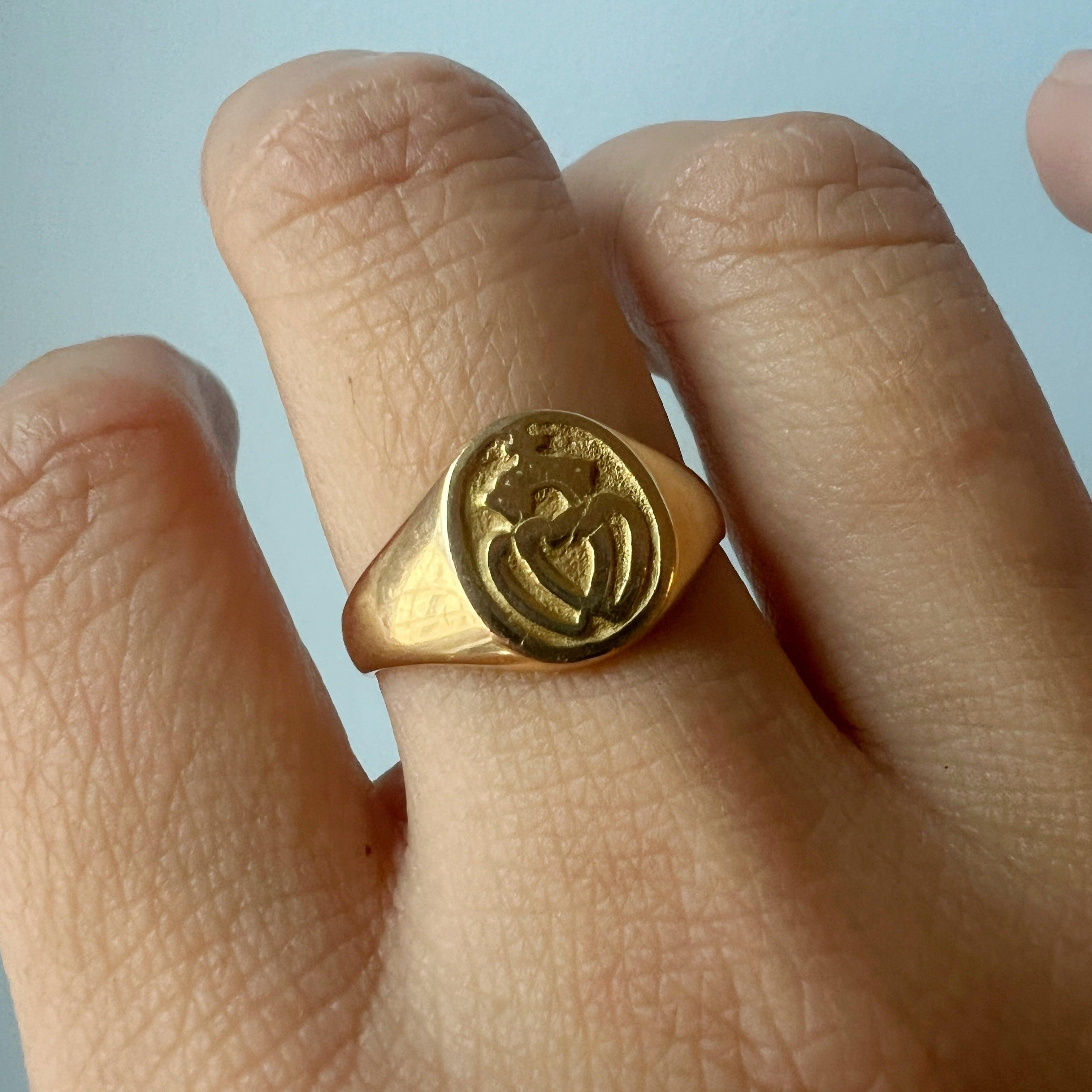 Antique 18K gold double hearts signet ring - Curiously timeless