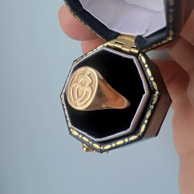 Antique 18K gold double hearts signet ring - Curiously timeless