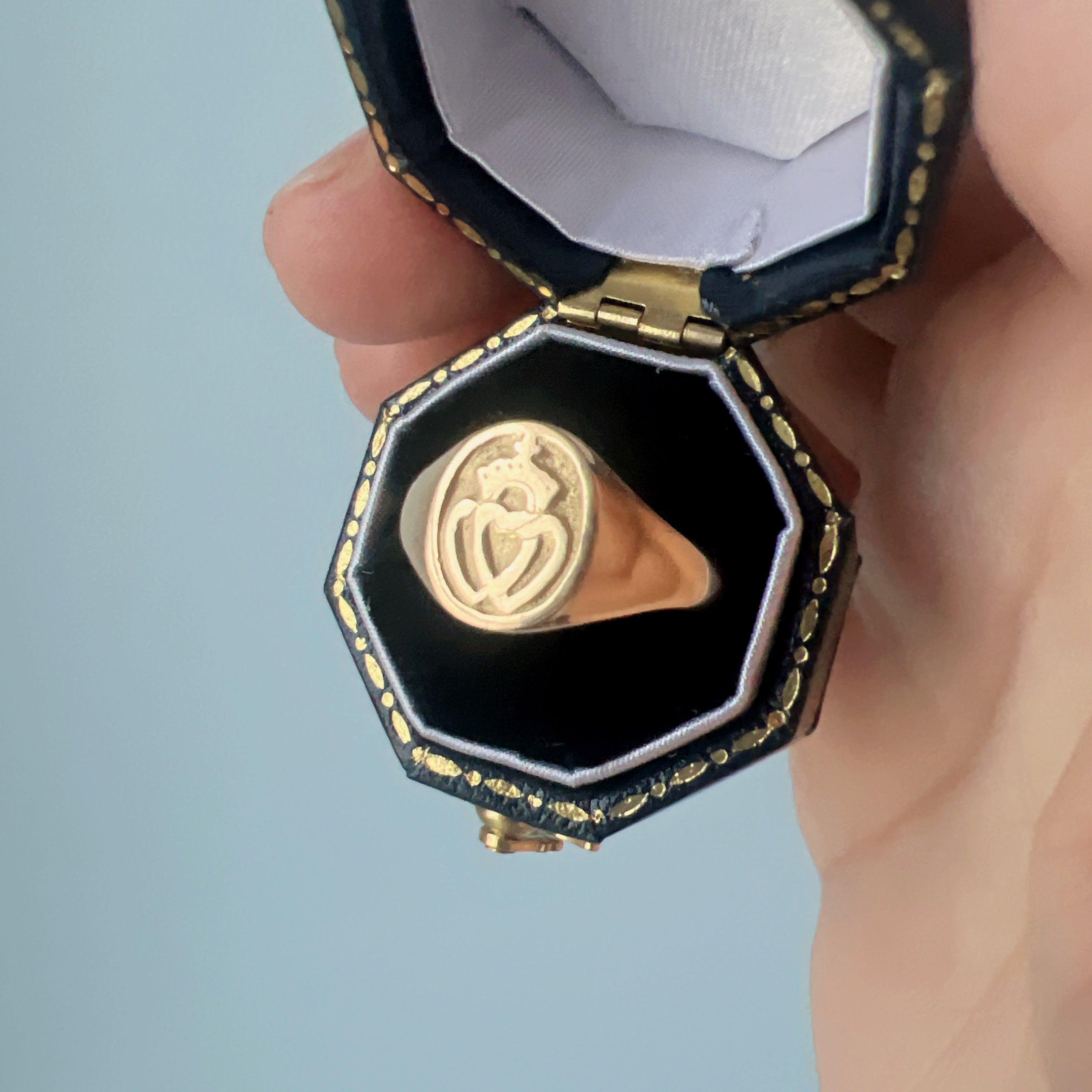 Antique 18K gold double hearts signet ring - Curiously timeless