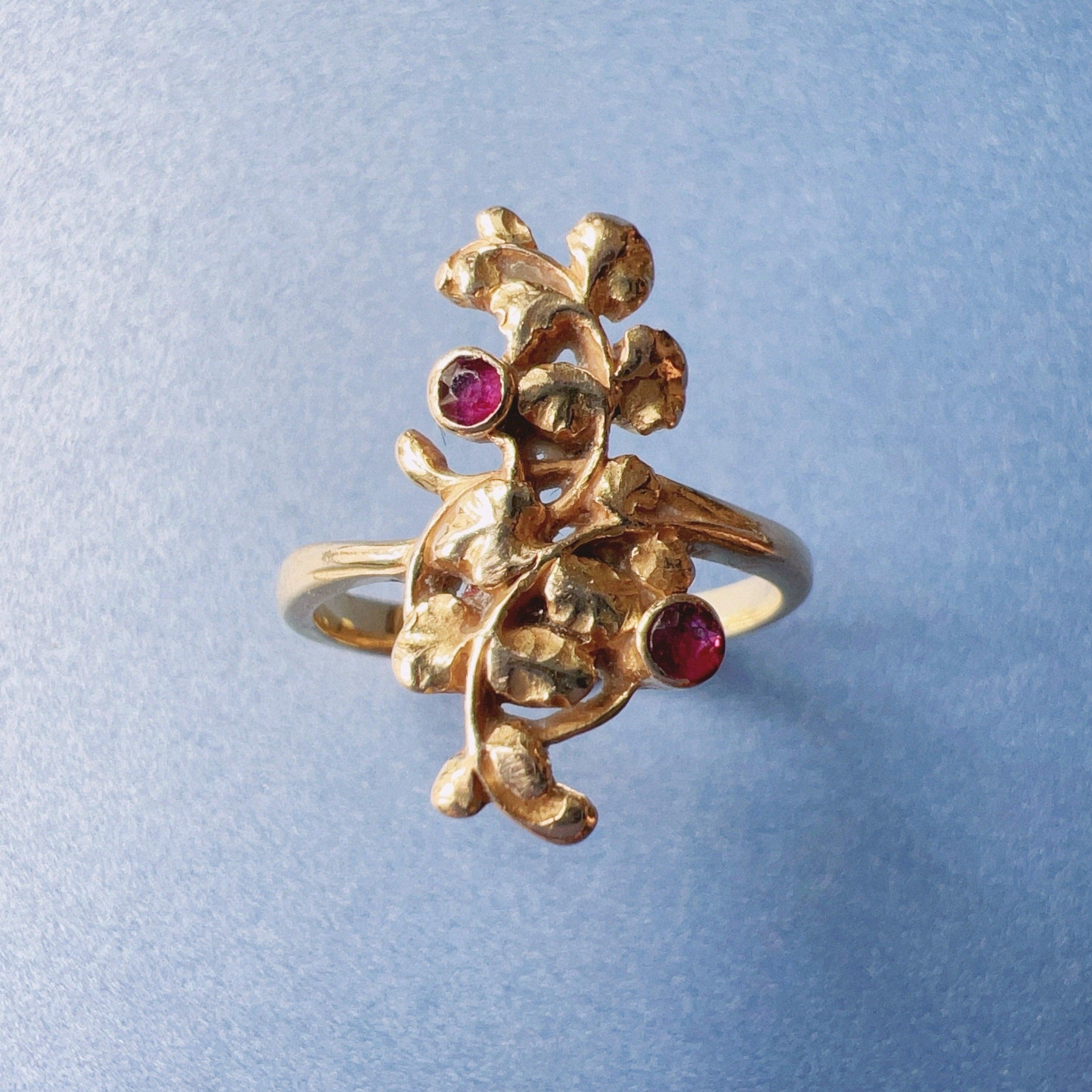 Art Nouveau 18K gold ivy leaves ruby ring - Curiously timeless