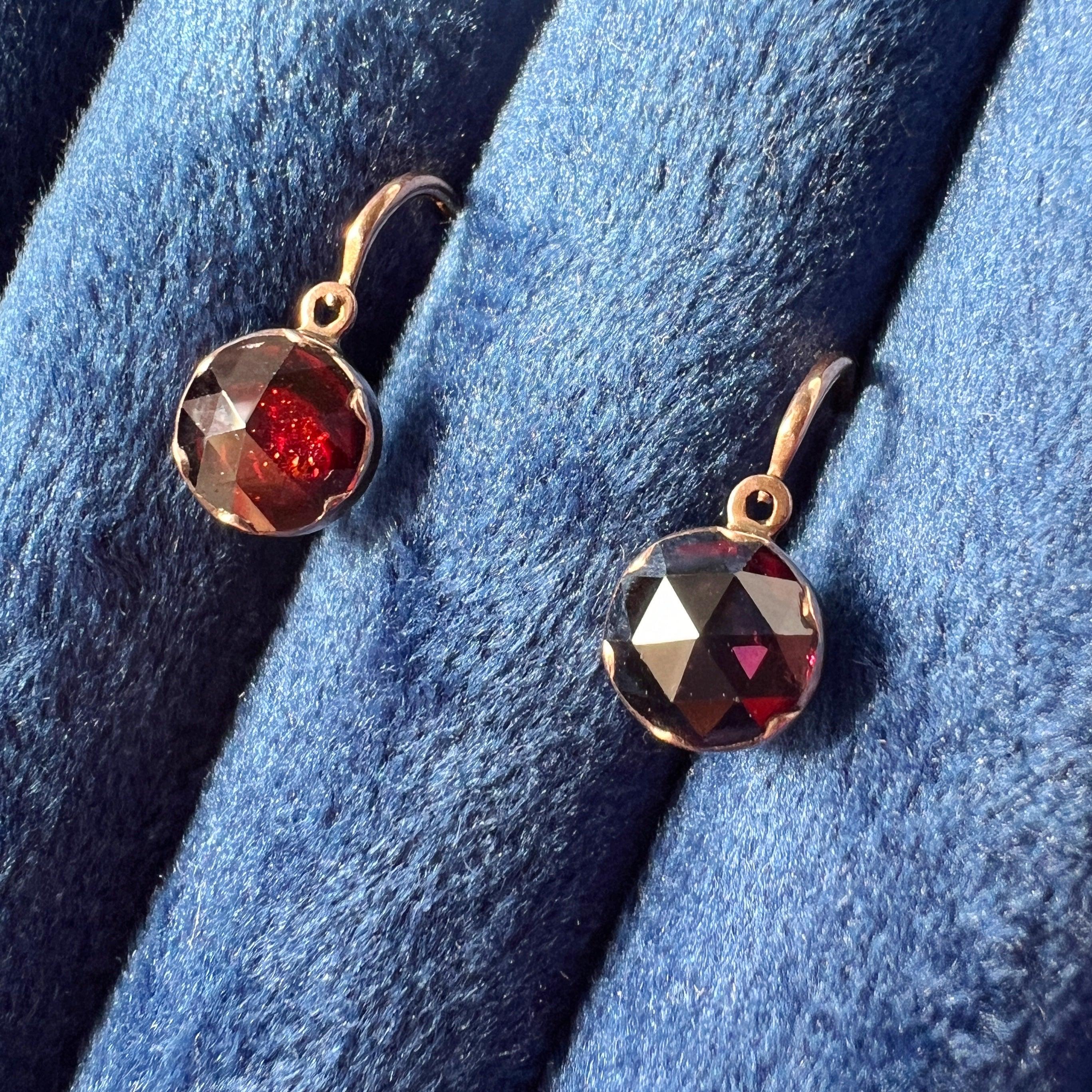 Victorian 18K gold Perpignan Garnet sleeper earrings - Curiously timeless