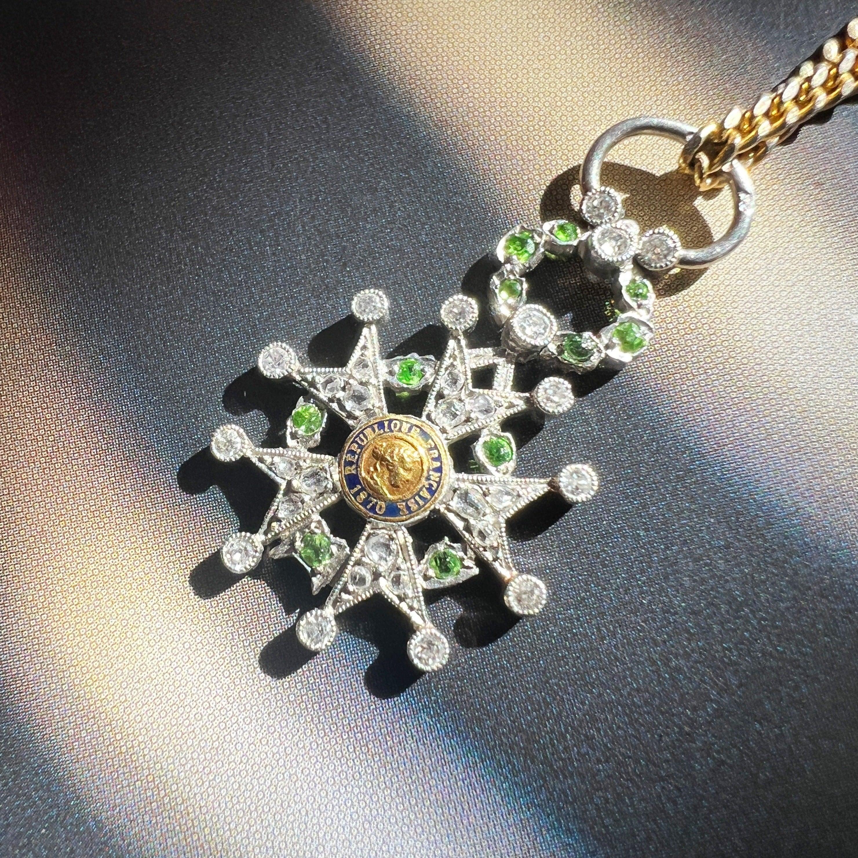 Platinum legion of honor pendant with diamond and tsavorite garnets - Curiously timeless