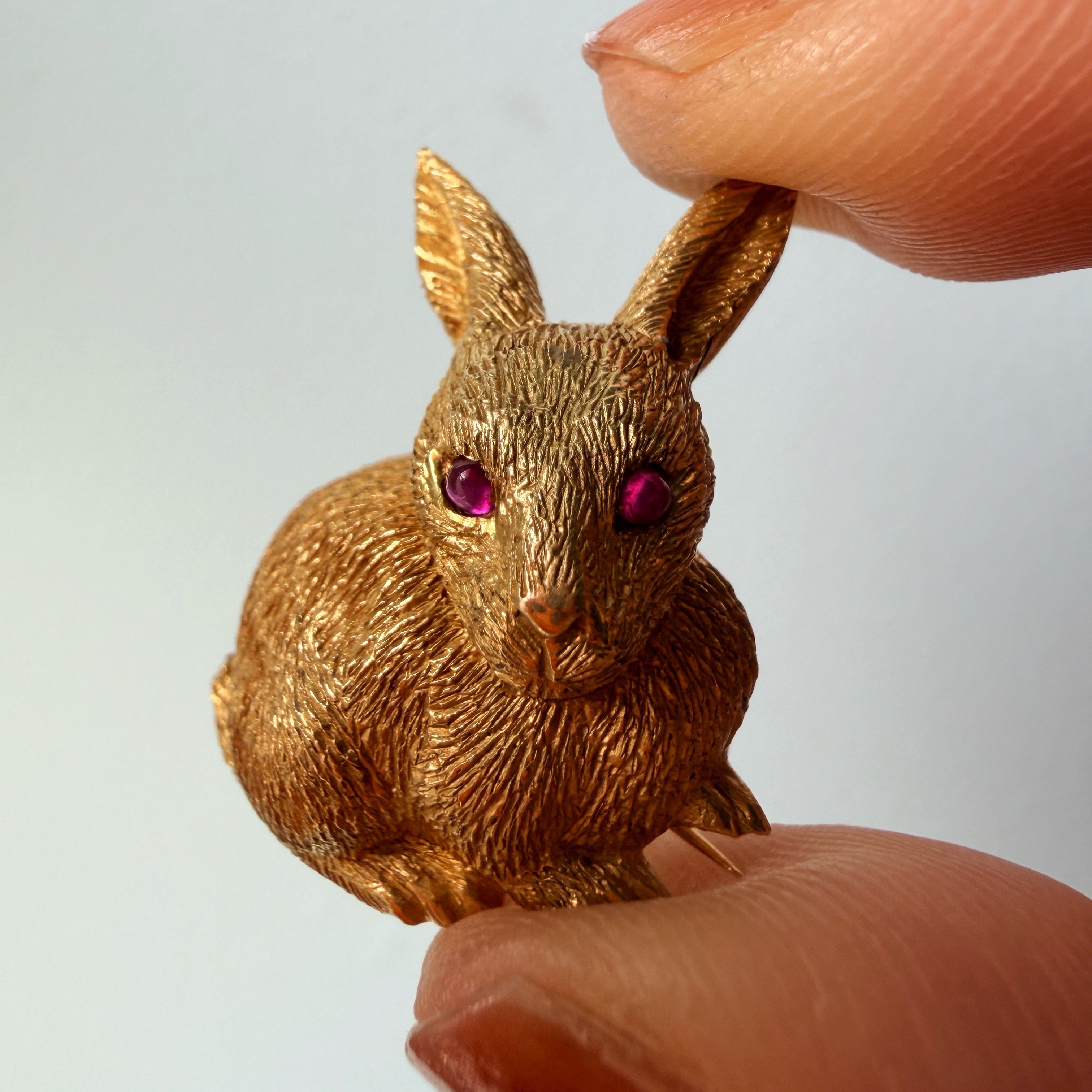18k yellow gold rabbit brooch with ruby eyes