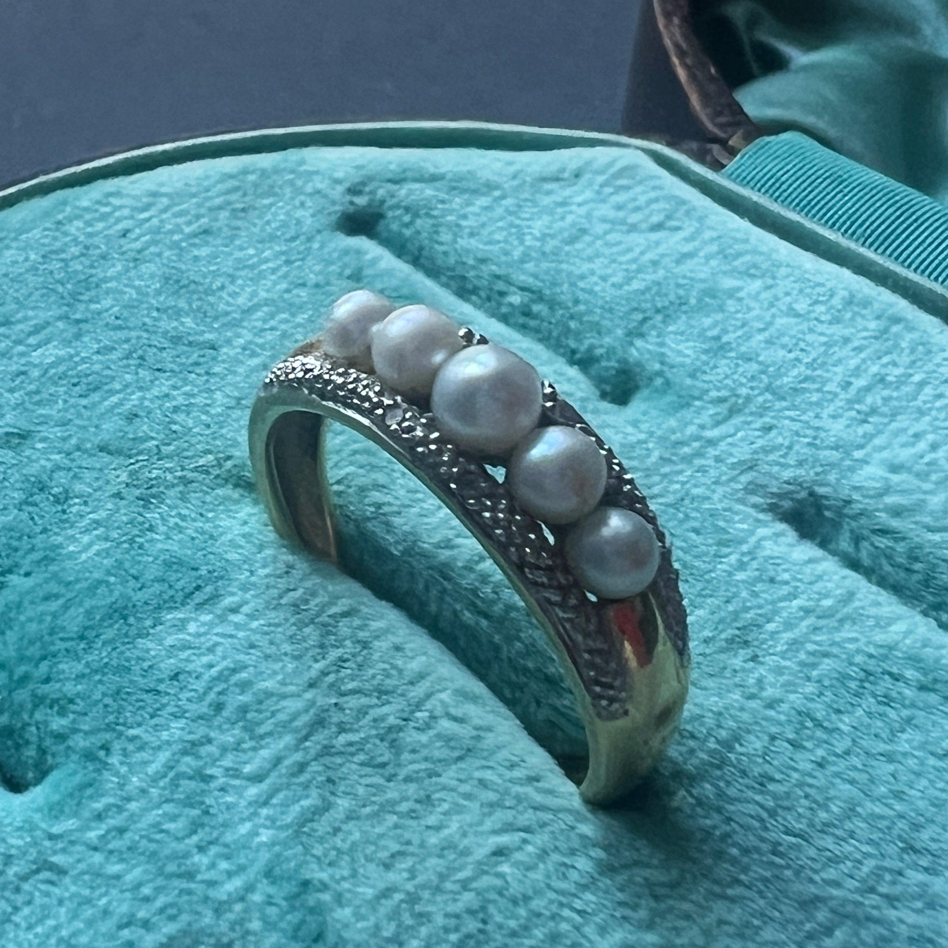 Vintage 18K gold pearl diamond band ring - Curiously timeless