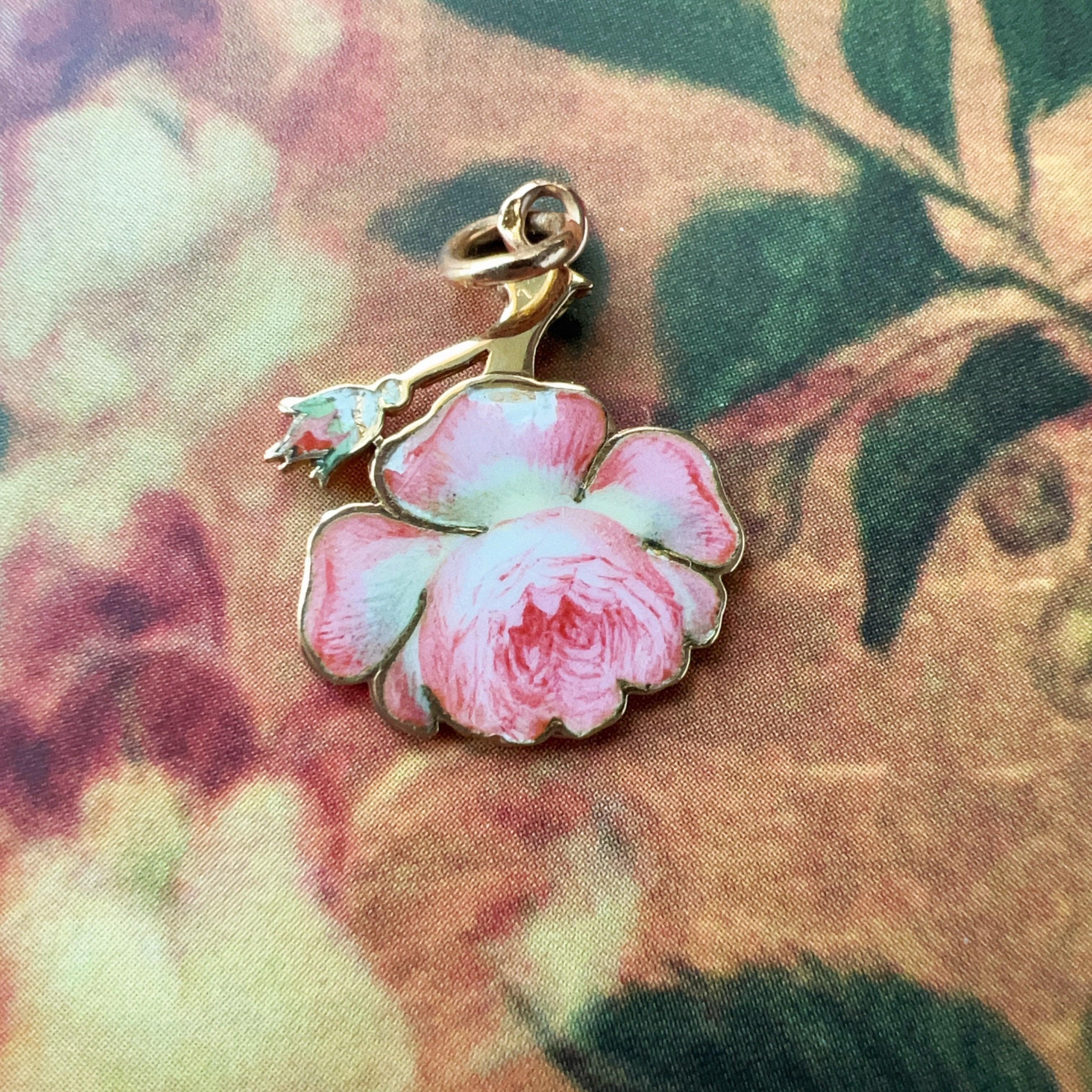 Antique 18K Rose pendant with hidden message “Close to you, life is in bloom” - Curiously timeless