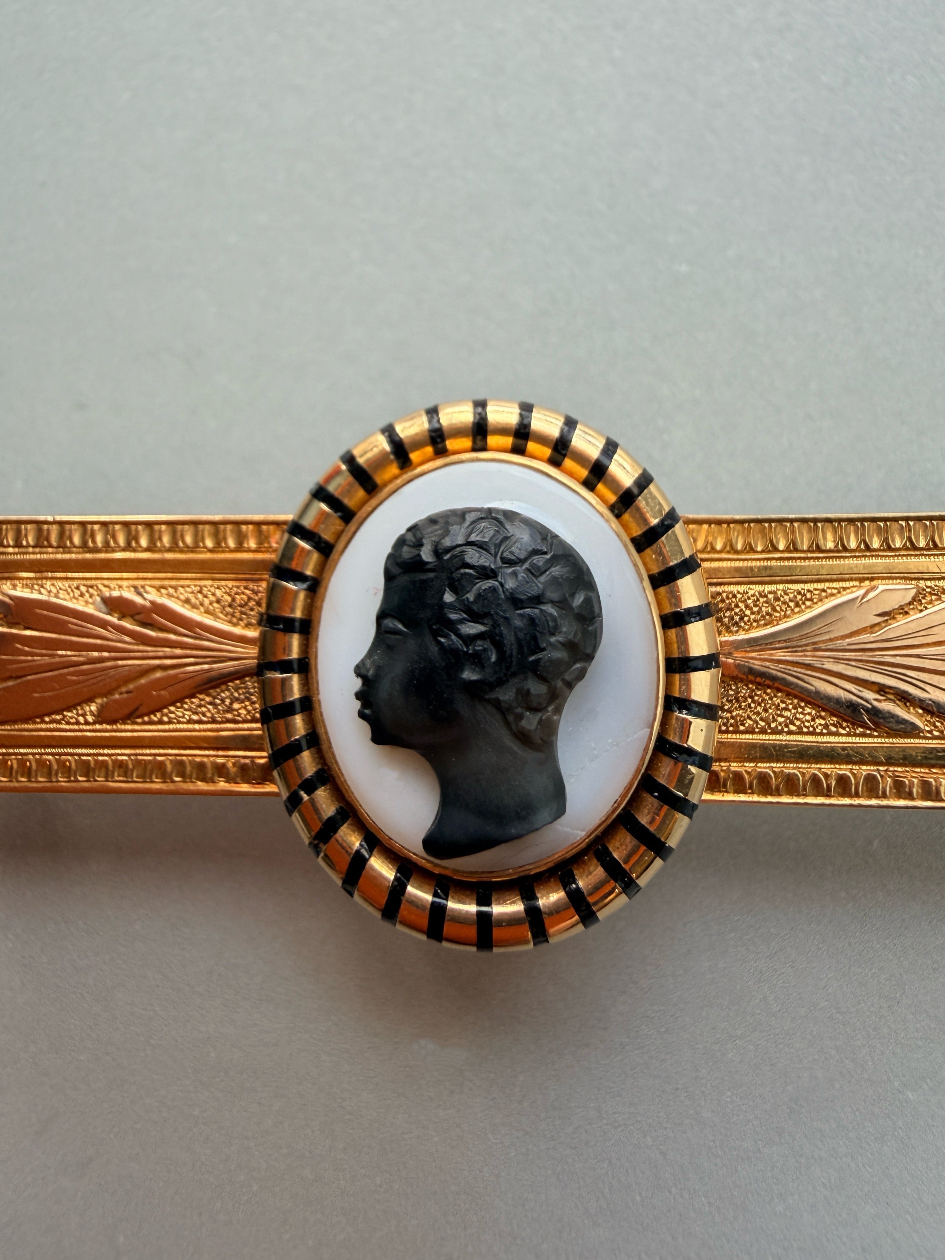 Victorian era 18K gold agate blackamoor cameo brooch