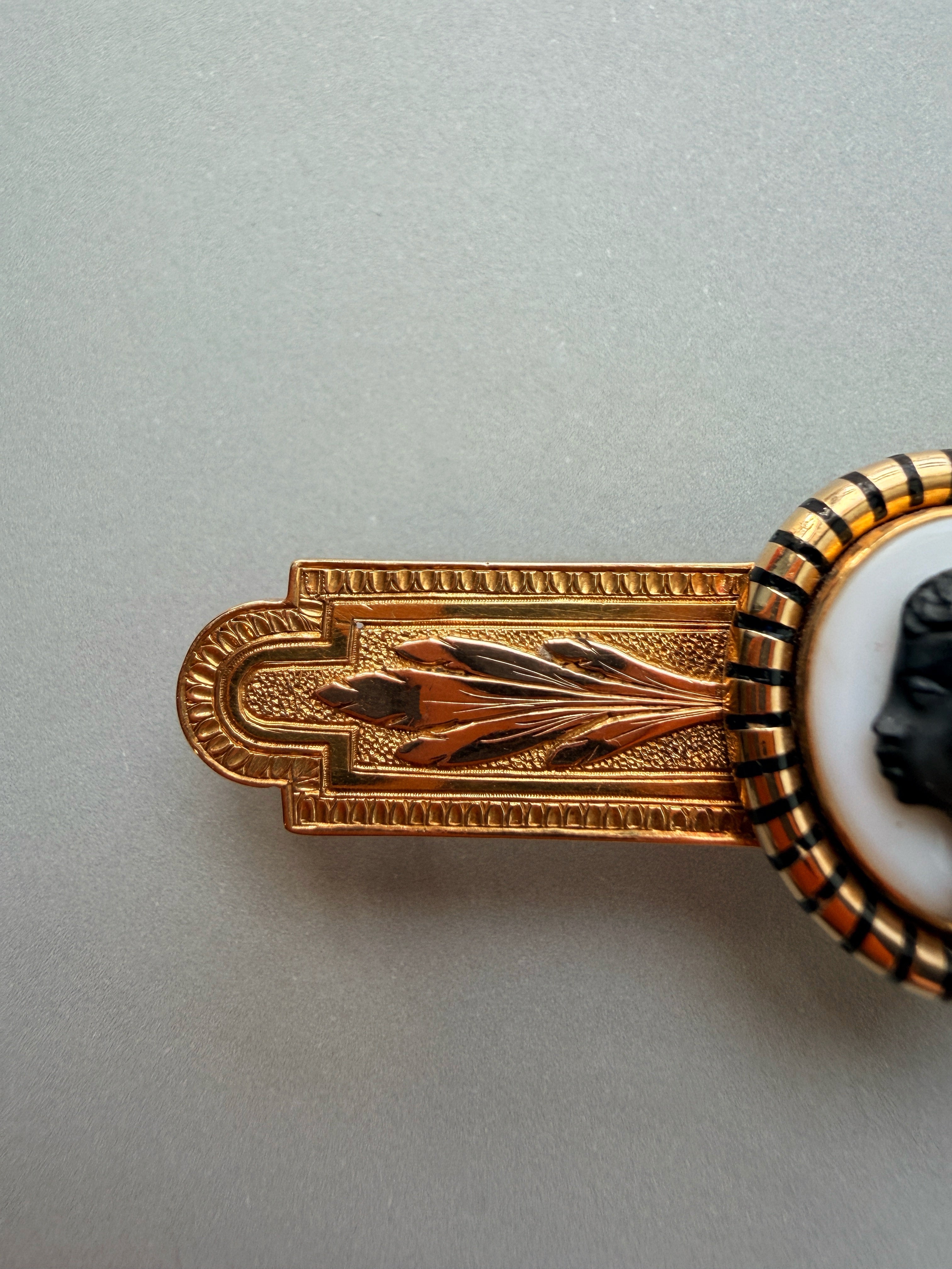 Victorian era 18K gold agate blackamoor cameo brooch