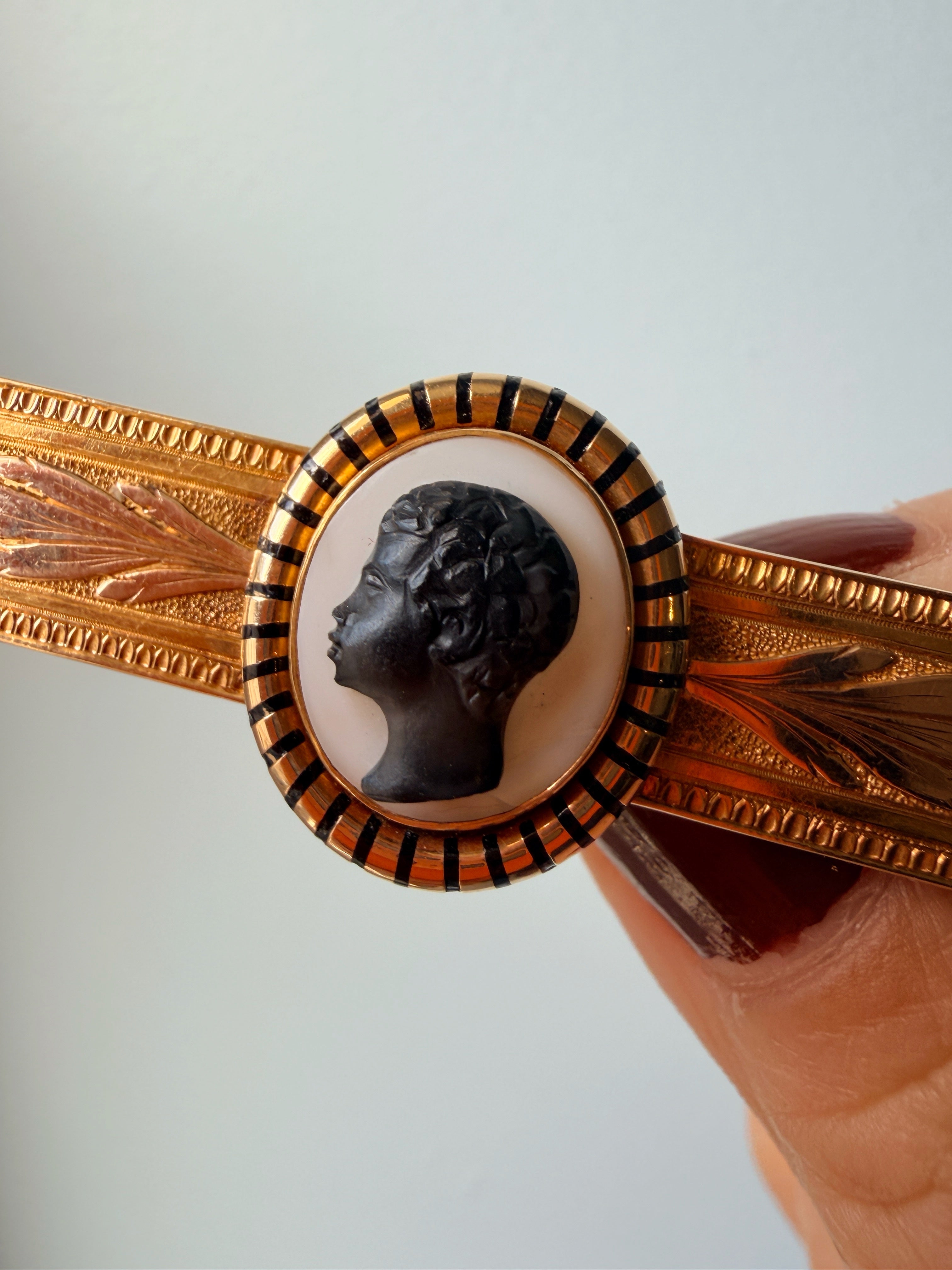 Victorian era 18K gold agate blackamoor cameo brooch