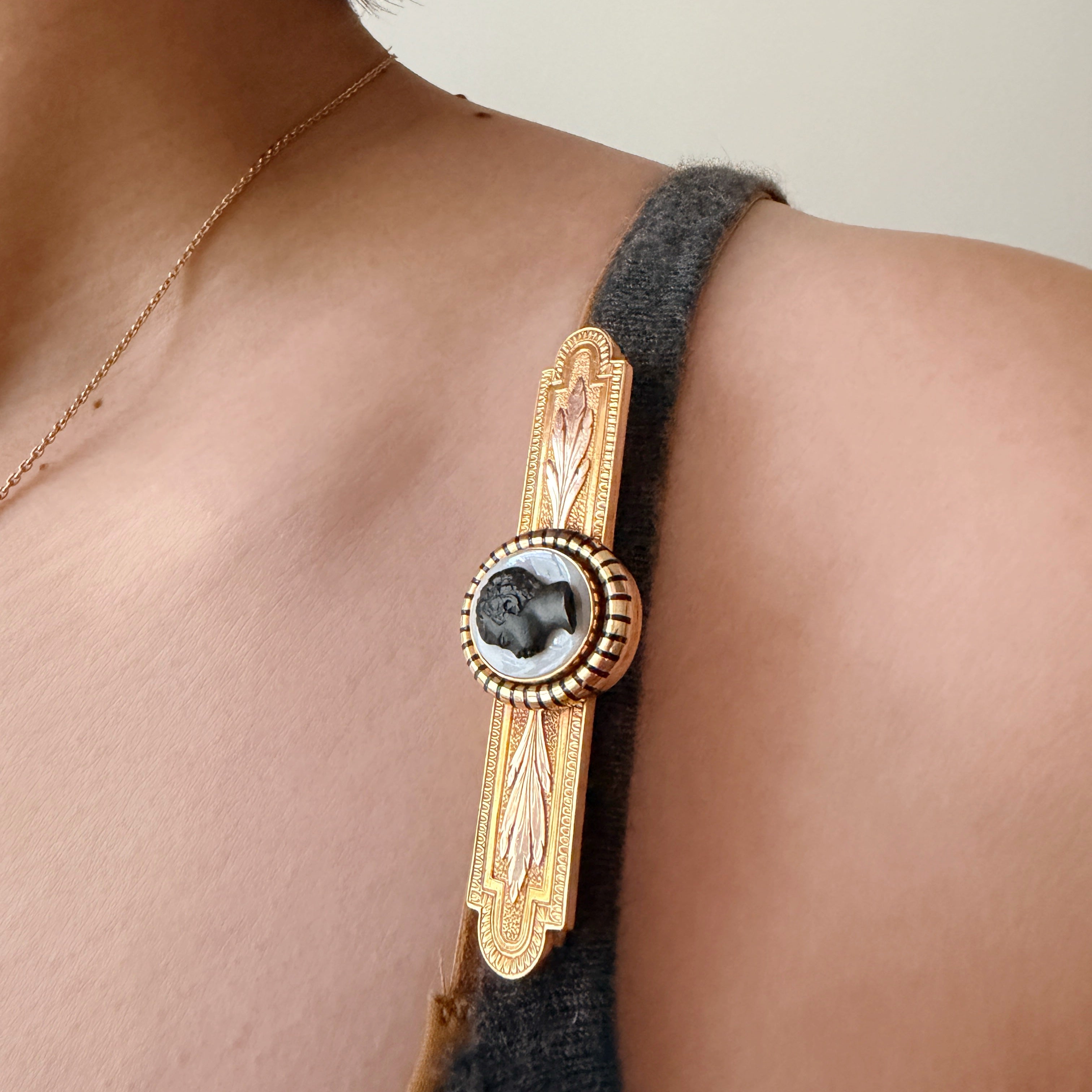 Victorian era 18K gold agate blackamoor cameo brooch