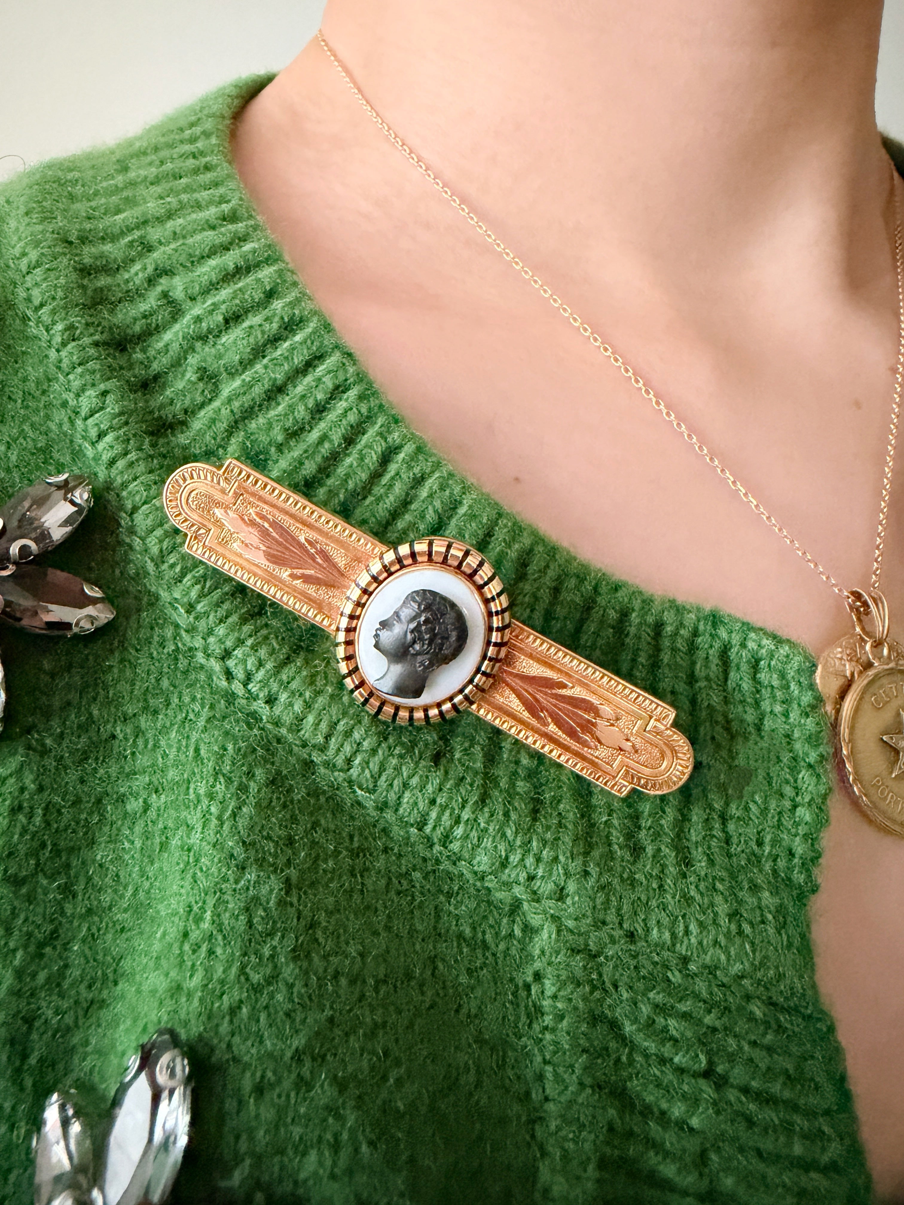 Victorian era 18K gold agate blackamoor cameo brooch