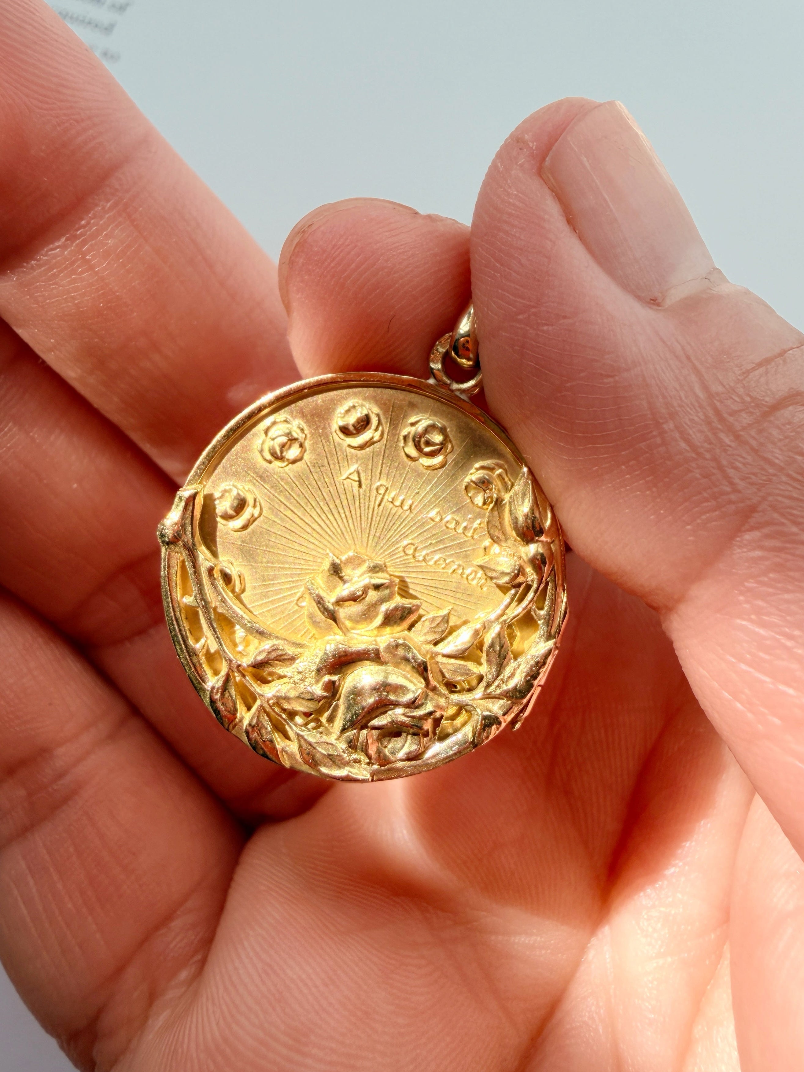 Antique 18K gold rose flower pendant “To those who know how to love”