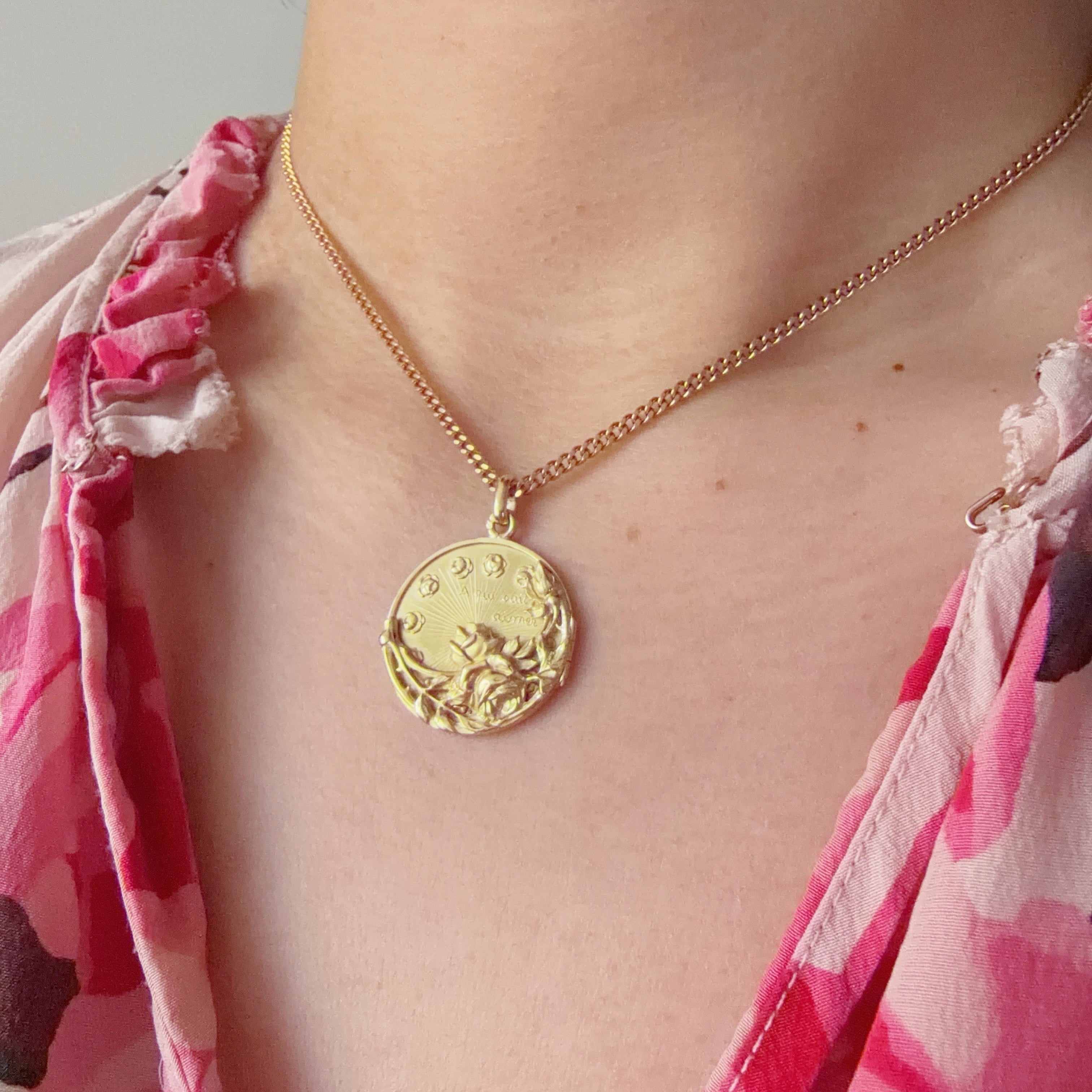 Antique 18K gold rose flower pendant “To those who know how to love”