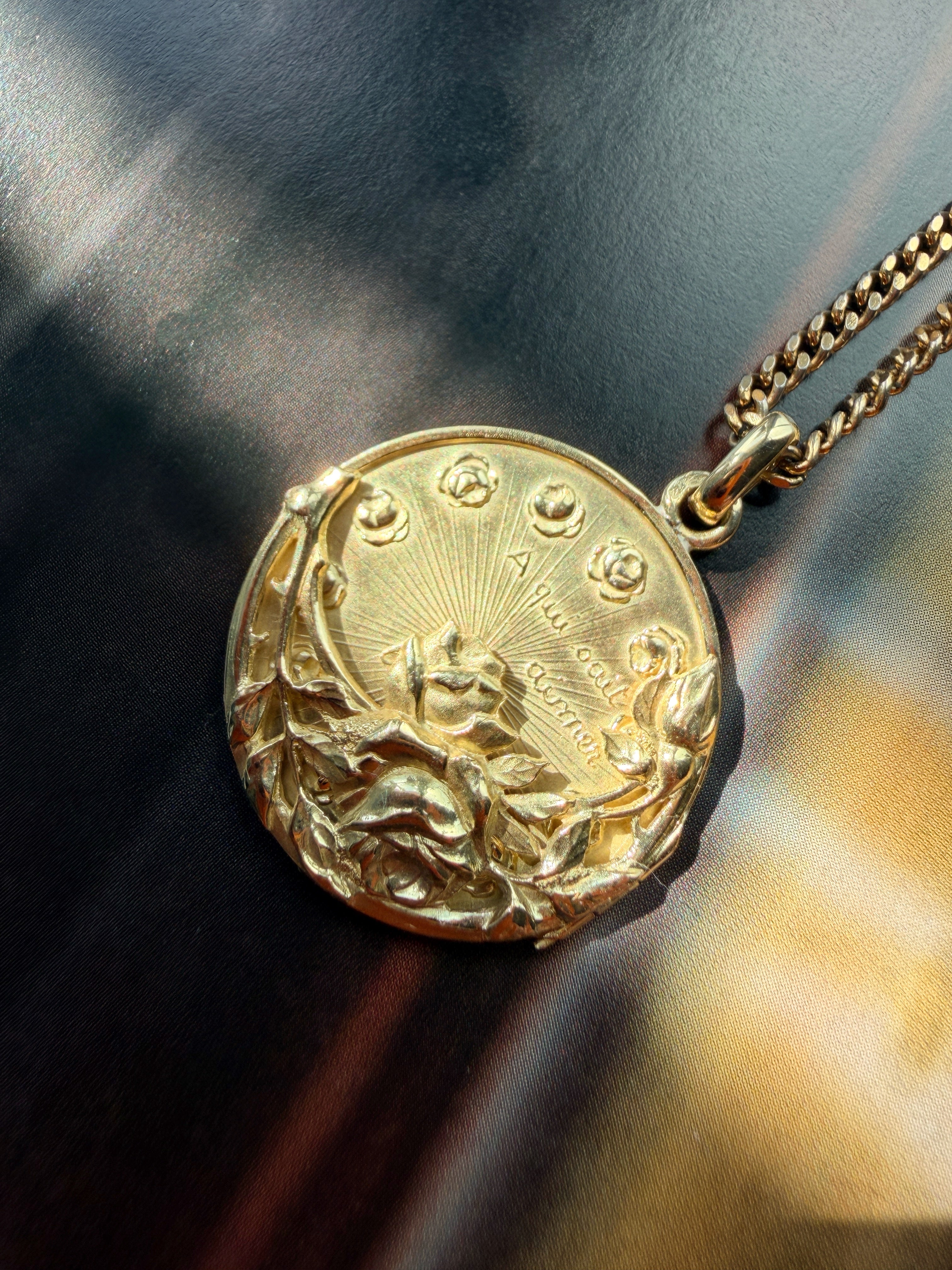 Antique 18K gold rose flower pendant “To those who know how to love”