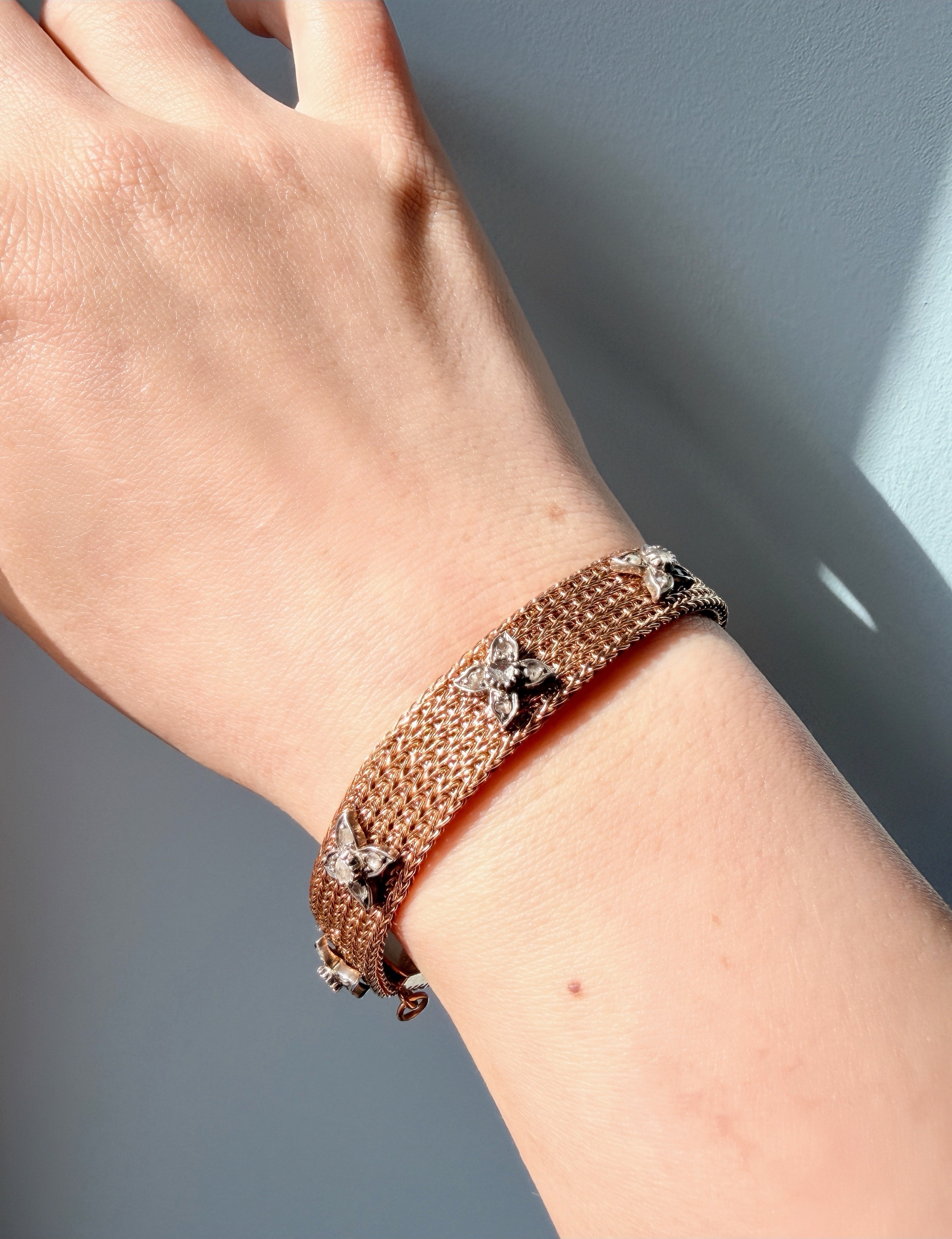 Vintage 18K yellow gold woven gold bracelet with diamond flowers